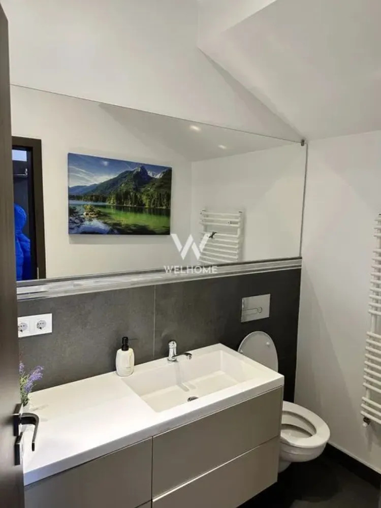 Casă modernă, garaj și curte amenajată – Șelimbăr - Descoperă o locuință luminoasă și spațioasă, situată într-o zonă liniștită și exclusiv rezidențială de case noi din Șelimbăr – ideală pentru o familie care își dorește confort, intimitate și acces rapid către oraș. Proprietatea dispune de un teren de 318 mp, o suprafață construită la sol de 92 mp și o suprafață desfășurată de 183 mp, totalizând aproximativ 150 mp utili. Casa este construită în 2016, structurată pe Parter + Etaj, și se predă la cheie, complet finisată. Compartimentare inteligentă: Parter: hol generos, baie, bucătărie + living open-space, dressing, casă a scării, terasă Etaj: hol, 3 camere fiecare cu balcon si 2 băi Exterior & facilități: garaj, curte amenajată, ideală pentru relaxare, 4 locuri de parcare, imprejmuire realizată + poartă pietonală și auto, toate utilitățile disponibile. O casă complet funcțională, bine compartimentată și foarte luminoasă – perfectă pentru cei care caută un echilibru între liniște și proximitatea față de Sibiu. Pret: 255 000 EURO Telefon: 0756 094 405 }}