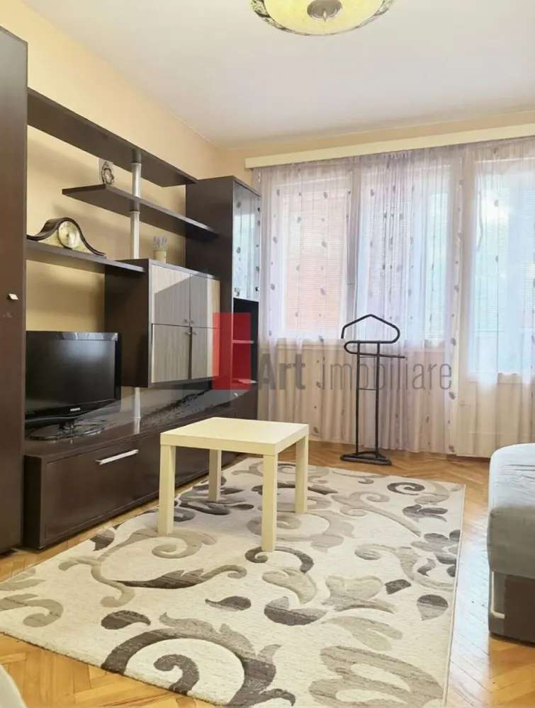 0% Comision, Apartament de vanzare 3 cam zona Pajura/ Loc de Parcare Inclus - 0% Comision, Vânzare Apartament 3 camere – Zona Pajura | Loc de Parcare ADP | Bloc Reabilitat | Etaj 2

Se oferă spre vânzare un apartament cu 3 camere situat în zona liniștită Pajura, o locație recunoscută pentru numeroasele sale spații verzi și atmosfera calmă. Locuința se află la etajul 2 al unui imobil cu 4 niveluri, fiind ideală pentru o familie care își dorește un cămin gata de locuit, într-un bloc reabilitat termic și cu acces rapid la infrastructura urbană.

Proprietatea se vinde complet mobilată și utilată, beneficiind de avantajul major al unui loc de parcare plătit la ADP Sector 1, o facilitate extrem de valoroasă în această zonă. Apartamentul este bine întreținut și oferă o compartimentare funcțională ce maximizează fiecare metru pătrat.

Detalii spațiu:

Suprafață utilă de 54 mp ( nu a fost inclus balconul) optimizată pentru un confort cotidian sporit

Situat la etajul 2 al unui imobil cu regim mic de înălțime (P+4)

Bloc reabilitat termic, asigurând o izolare excelentă și facturi reduse

Complet mobilat și utilat, gata pentru mutare imediată

Compartimentare cu 3 camere luminoase și bine aerisite

Utilități și facilități:

Sistem de încălzire prin rețeaua de termoficare a orașului

Contorizare individuală cu apometre pentru un control precis al consumului

Dispune de loc de parcare nominal, plătit la ADP Sector 1

Toate utilitățile disponibile respectiv apă, gaz, curent și canalizare

Scară de bloc curată, cu vecini civilizați și mediu securizat

Avantaje:

Localizare excelentă la aproximativ 800m de stația de metrou Jiului (cca. 10 minute de mers pe jos)

Etaj intermediar ideal (2/4) ce oferă echilibru termic și acces facil fără lift

Loc de parcare propriu, eliminând stresul găsirii unui spațiu în zona rezidențială

Proximitate față de parcuri, școli, grădinițe și centre comerciale (Kaufland, Penny)

Eficiență energetică ridicată datorită programului de reabilitare termică finalizat

Condiții de vânzare:

Preț negociabil

Toate actele sunt pregătite pentru vânzare (cadastru, intabulare, certificat energetic)

Disponibilitate pentru vizionări cu programare prealabilă

Pentru mai multe detalii sau pentru programarea unei vizionări în Pajura, vă stăm la dispoziție.