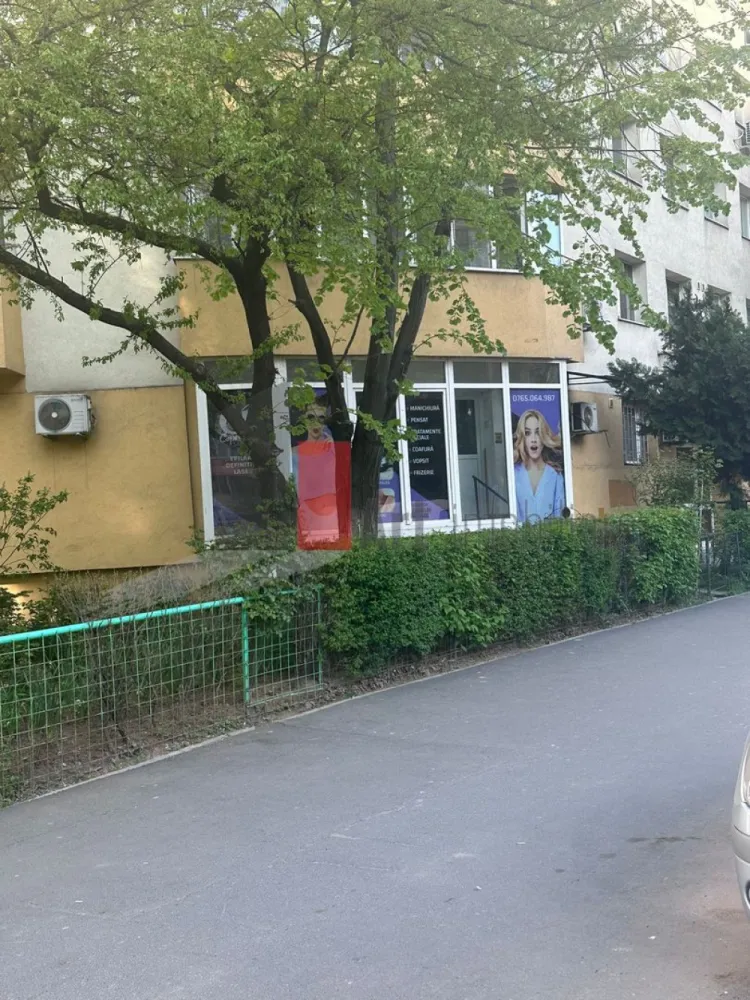 Spatiu comercial de inchiriat in zona Basarabia/Blvd Chisinau/Nicolae Grigorescu - Spațiu comercial stradal – vitrină mare – trafic pietonal intens – vad comercial format

Vă propunem spre închiriere un spațiu comercial amplasat într-o zonă activă, cu trafic pietonal intens și acces direct din stradă/trotuar, beneficiind de vizibilitate foarte bună și expunere excelentă.

Spațiul are un vad comercial deja format, fiind o locație în care a funcționat timp de aproximativ 10 ani un salon – un avantaj important pentru orice business care își dorește continuitate și recunoaștere în zonă.

Compartimentarea este practică și eficientă: 3 camere spațioase și luminoase + grup sanitar propriu, potrivită pentru o gamă variată de activități.

Un mare plus îl reprezintă vitrina stradală generoasă de aproximativ 5–6 metri liniari, ideală pentru branding și atragerea clienților din trafic.

Dotări și avantaje:

Vitrină stradală ~5–6 ml

Vad comercial foarte bun

Trafic pietonal intens

3 camere + grup sanitar

Curent 220V (cu posibilitate trifazic)

Contorizare separată energie electrică

Încălzire și apă caldă prin termoficare

Aer condiționat

Sistem de securitate

Acces direct din stradă

Zona este dinamică, cu stații de transport în comun în apropiere și flux constant de pietoni, ceea ce face spațiul ideal pentru:
salon, cabinet, magazin, birou servicii, showroom sau alte activități comerciale.

Spațiul este pregătit pentru închiriere, toate actele fiind în regulă și pretabil pentru autorizare.

Condiții:

Preț ușor negociabil

Se solicită chirie + garanție

Se percepe comision agenție

 Pentru mai multe detalii sau programarea unei vizionări, răspund și pe WhatsApp.