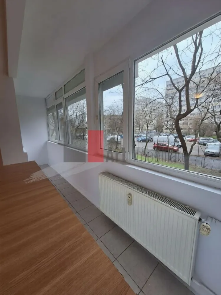 0% Comision, Apartament 2 camere de vanzare, P/10, Zona Dristor - 0% Comision | Vânzare Apartament 2 camere – Zona Dristor | Bloc Reabilitat | Parter | Parțial Mobilat

Se oferă spre vânzare un apartament cu 2 camere situat în zona Dristor, una dintre cele mai accesibile și căutate locații din sectorul 3, recunoscută pentru infrastructura completă și proximitatea față de multiple facilități urbane. Locuința se află la parterul unui imobil cu 10 niveluri, reprezentând o opțiune versatilă atât pentru rezidență personală, cât și pentru investiție, beneficiind de un acces facil și rapid.

Proprietatea se vinde parțial mobilată și utilată, oferind viitorului proprietar o bază funcțională, dar și libertatea de a personaliza spațiul conform propriilor nevoi. Apartamentul beneficiază de avantajul unui bloc reabilitat termic, asigurând un confort sporit și o eficiență energetică optimă pe tot parcursul anului, indiferent de sezon.

Detalii spațiu:

Suprafață totală de 51 mp ce include un balcon tip logie de 5 mp

Situat la parterul unui imobil solid cu 10 niveluri

Compartimentare semidecomandată ce permite o organizare practică a locuinței

Locuință parțial mobilată și utilată, gata pentru a fi adaptată după gustul cumpărătorului

Bloc reabilitat termic ce garantează costuri reduse de întreținere și protecție termică

Utilități și facilități:

Sistem de încălzire prin rețeaua de termoficare a orașului

Sistem de aer condiționat instalat pentru controlul temperaturii în sezonul cald

Toate utilitățile disponibile respectiv apă, gaz, curent și canalizare

Balcon tip logie de 5 mp ce oferă un spațiu suplimentar de relaxare sau depozitare

Dotări de bază incluse ce permit o tranziție mai ușoară către noul cămin

Avantaje:

Localizare excelentă în cartierul Dristor, aproape de metrou și transportul în comun

Eficiență termică ridicată datorită lucrărilor recente de reabilitare a fațadei

Poziționarea la parter elimină dependența de lift și oferă accesibilitate crescută

Proximitate față de piețe, centre comerciale, parcuri și unități de învățământ

Suprafață echilibrată (51 mp) cu un balcon logie generos, ideal pentru zona urbană

Condiții de vânzare:

Preț negociabil

Toate actele sunt pregătite pentru facilitarea procesului de vânzare-cumpărare

Disponibilitate pentru vizionări cu programare prealabilă

Pentru mai multe detalii sau pentru programarea unei vizionări în zona Dristor, vă stăm la dispoziție.