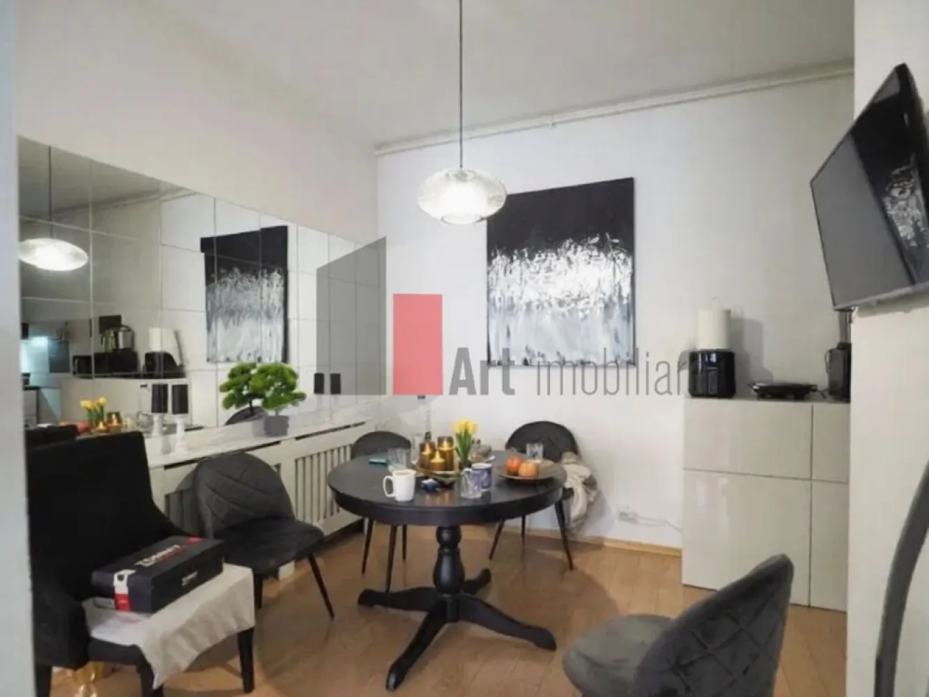 0% Comision, Apartament 2 camere, parter/2, 62mp, Zona Grivita/Ion Mihalache - Vânzare Apartament 2 camere – Zona Grivița / Mihalache | Bloc Nou | Centrală Proprie | Parter

Se oferă spre vânzare un apartament cu 2 camere situat în zona Grivița - Ion Mihalache, o locație deosebită ce îmbină farmecul cartierelor consacrate cu avantajele unei construcții noi. Locuința se află la parterul unui imobil modern cu regim mic de înălțime (P+2), oferind un grad ridicat de intimitate și confort, fiind ideală pentru cei care caută un spațiu generos și sigur.

Proprietatea beneficiază de avantajul major al unei compartimentări decomandate și al unei centrale termice proprii, asigurând independență totală și o organizare eficientă a interiorului. Având o suprafață generoasă de 62 mp, apartamentul reprezintă o oportunitate excelentă atât pentru locuință proprie, cât și pentru activități de birou sau investiție.

Detalii spațiu:

Suprafață utilă de 62 mp, oferind încăperi spațioase și bine luminate

Situat la parterul unui imobil nou cu regim de înălțime redus (2 niveluri)

Compartimentare decomandată ce permite o separare totală a camerelor

Imobil construit recent conform standardelor moderne de siguranță și izolație

Spațiu versatil, potrivit pentru rezidență sau pentru un sediu de firmă elegant

Utilități și facilități:

Sistem de încălzire cu centrală termică proprie pentru un control optim al costurilor

Toate utilitățile disponibile respectiv apă, gaz, curent și canalizare

Finisaje de calitate specifice unei construcții noi

Contorizare individuală completă pentru utilități

Acces facil și securizat în imobil, într-o structură cu puțini locatari

Avantaje:

Localizare premium în zona Grivița - Mihalache, cu acces rapid către centru și nord

Poziționarea la parter oferă acces facil și posibilitatea de utilizare multiplă

Independență termică și eficiență energetică ridicată datorită structurii noi

Suprafață generoasă (62 mp) peste media apartamentelor standard cu 2 camere

Zonă liniștită, cu acces imediat la metrou, parcuri și zone comerciale

Condiții de vânzare:

Disponibilitate pentru vizionări cu programare prealabilă

Toate documentele necesare tranzacției sunt pregătite

Pentru mai multe detalii sau pentru programarea unei vizionări, vă stăm la dispoziție.