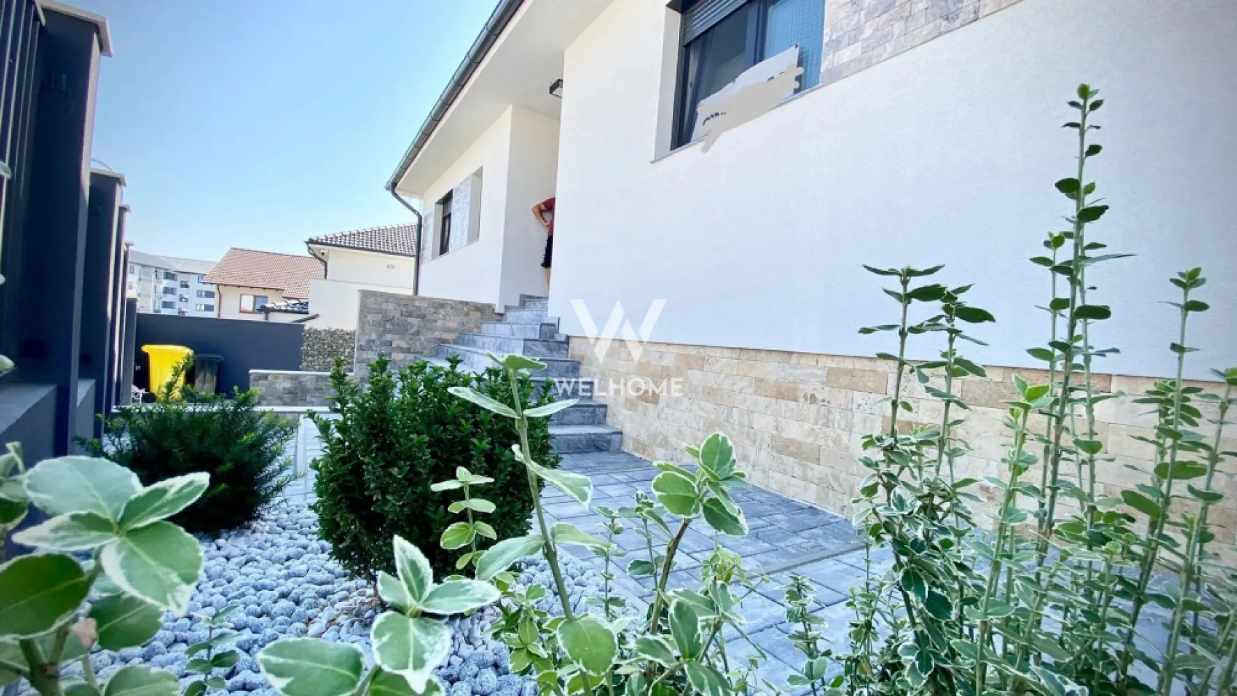 Casa individuala si moderna. Sibiu - Agentia Welhome ofera spre vanzare o casa individuala pe un singur nivel in zona El Gringo langa Shopping City Sibiu. Casa construita Nu pentru comert ci pentru locuinta proprie al unui dezvoltator cu experienta in constructie de peste 20ani. Insa, intre timp s-a luat decizia de vanzare a casei. Compartimentarea este gandita si realizata ca fiecare metru partat sa fie util si ergonomic. Dispune de o suprafata utile de aprox 140mp si curte libera de aprox 320mp. Curtea amenajata/pavata si dotata cu totul necesar pentru zona de parcare pentru 2 masini(preinstalare pentru poarta automatizata), zona de BBQ, cu filigorie, mult gazon ingrijit cu sistem automatizat de irigare. Terassa casei de de 20mp placata cu gresie cu zona de servit cafea. Compartimentarea casei este: -Hol mare cu loc de dulapuri. -Baie de serviciu cu cabina de dus si geam de aierisire. -Living de aprox 40mp. -Bucatarie semideschisa si acces la terasa. -Dormitor pentru musafiri care poate fi si birou. -Dormitor pentru copii. -Dormitor matrimonial cu dressing mare. -Baie matrimoniala cu geam de aierisire La subsol avem: -Garaj cu usa automatizata pentru 2 masini (SUV). -Camera tehnica/spalatorie-uscatorie -Pivnita de aprox 10mp Pret: 425 000 euro TVA inclus. Tranzactie eligibila cat cu credit ipotecar atat si din surse proprii. }}