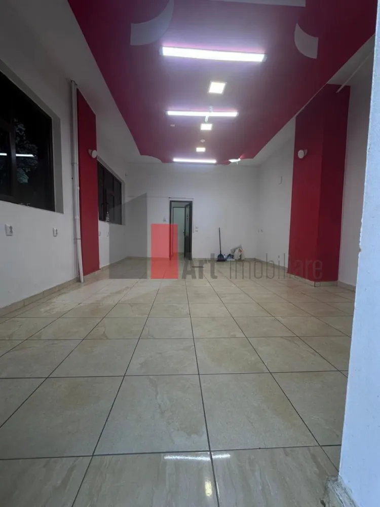 Spatiu comercial de inchiriat zona/cartier Giurgiului - Închiriere Spațiu Comercial – Zona Giurgiului | 38 mp | Grup Sanitar și Vestiar

Se oferă spre închiriere un spațiu comercial practic și compact, cu o suprafață de 38 mp, situat în zona Giurgiului, într-o zonă cu acces facil și trafic pietonal constant. Proprietatea este bine întreținută și pregătită pentru desfășurarea imediată a activității.

Spațiul este ideal pentru diverse activități precum retail, servicii de proximitate, birou sau cabinet.

Detalii spațiu:

Suprafață utilă: aproximativ 38 mp
Compartimentare eficientă
Grup sanitar propriu
Vestiar (ideal pentru personal sau depozitare)
Acces direct din stradă
Vizibilitate bună

Utilități și facilități:

Aer condiționat (încălzire și răcire)
Fără gaz – funcționare electrică
Apă, curent (trifazat), canalizare
Contorizare individuală
Spațiu gata de utilizare

Avantaje:

Zonă activă – cartier Giurgiului
Acces rapid către mijloace de transport în comun
Costuri reduse de întreținere
Configurație practică, rară (include vestiar)
Ușor de adaptat pentru orice tip de activitate

Condiții de închiriere:

Chirie + garanție
Disponibil imediat
Contract de închiriere

Pentru detalii suplimentare sau programarea unei vizionări, nu ezitați să ne contactați.