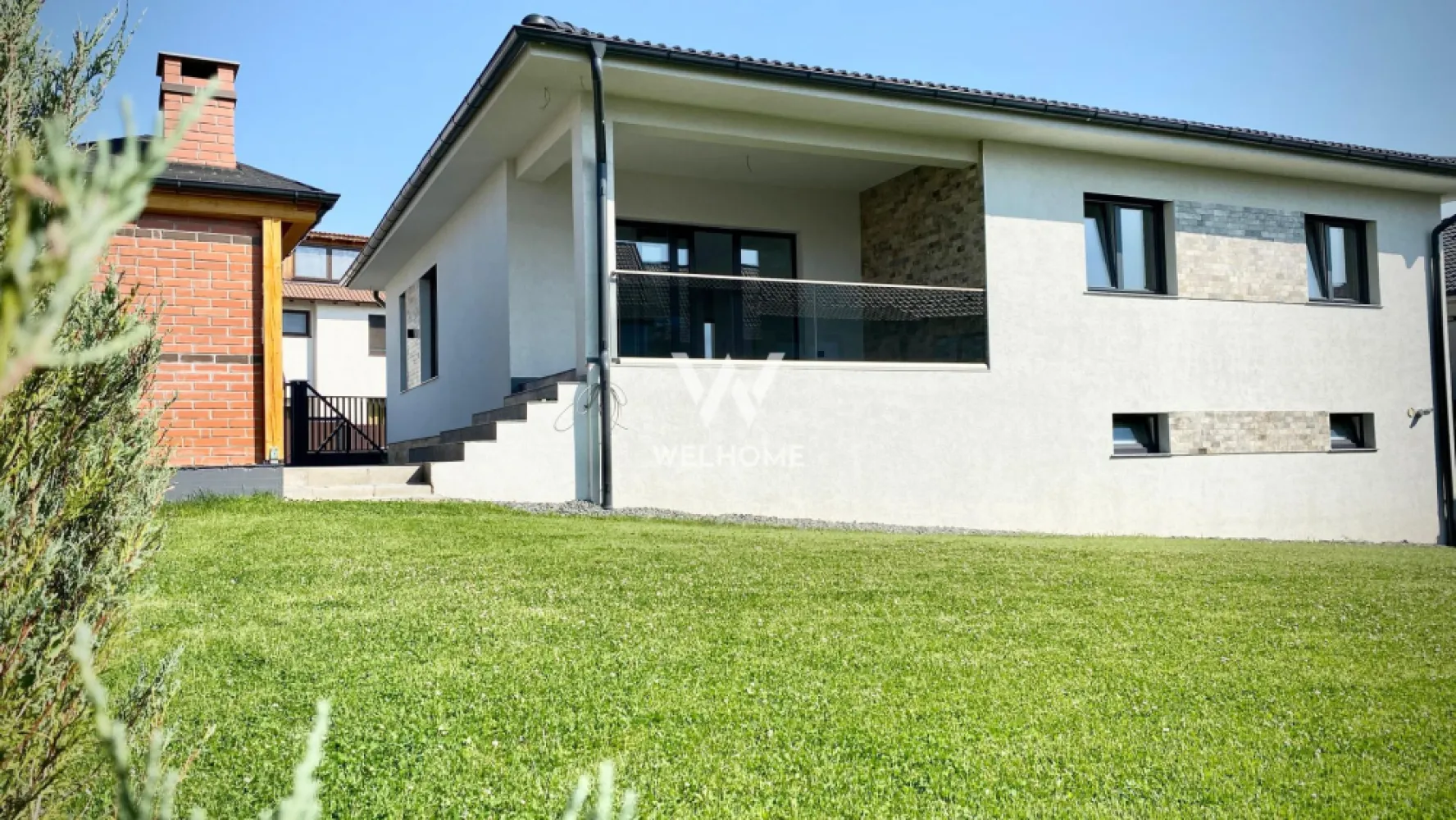 Casa individuala si moderna. Sibiu - Agentia Welhome ofera spre vanzare o casa individuala pe un singur nivel in zona El Gringo langa Shopping City Sibiu. Casa construita Nu pentru comert ci pentru locuinta proprie al unui dezvoltator cu experienta in constructie de peste 20ani. Insa, intre timp s-a luat decizia de vanzare a casei. Compartimentarea este gandita si realizata ca fiecare metru partat sa fie util si ergonomic. Dispune de o suprafata utile de aprox 140mp si curte libera de aprox 320mp. Curtea amenajata/pavata si dotata cu totul necesar pentru zona de parcare pentru 2 masini(preinstalare pentru poarta automatizata), zona de BBQ, cu filigorie, mult gazon ingrijit cu sistem automatizat de irigare. Terassa casei de de 20mp placata cu gresie cu zona de servit cafea. Compartimentarea casei este: -Hol mare cu loc de dulapuri. -Baie de serviciu cu cabina de dus si geam de aierisire. -Living de aprox 40mp. -Bucatarie semideschisa si acces la terasa. -Dormitor pentru musafiri care poate fi si birou. -Dormitor pentru copii. -Dormitor matrimonial cu dressing mare. -Baie matrimoniala cu geam de aierisire La subsol avem: -Garaj cu usa automatizata pentru 2 masini (SUV). -Camera tehnica/spalatorie-uscatorie -Pivnita de aprox 10mp Pret: 425 000 euro TVA inclus. Tranzactie eligibila cat cu credit ipotecar atat si din surse proprii. }}