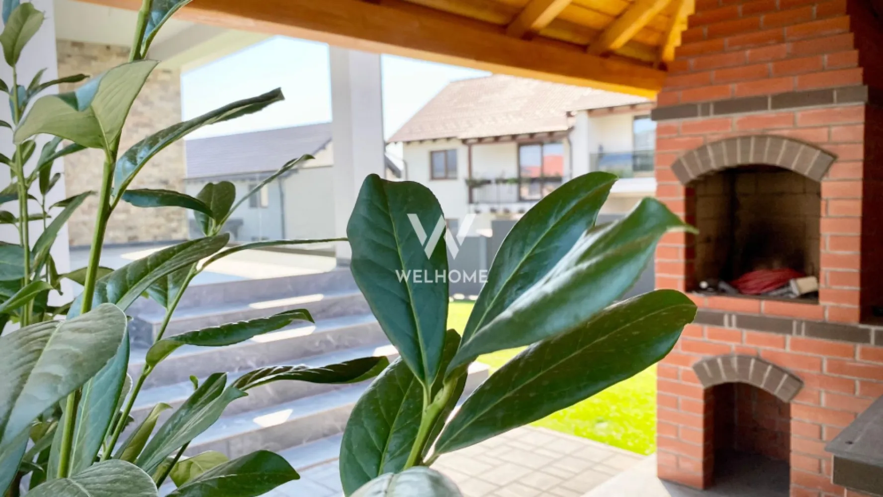 Casa individuala si moderna. Sibiu - Agentia Welhome ofera spre vanzare o casa individuala pe un singur nivel in zona El Gringo langa Shopping City Sibiu. Casa construita Nu pentru comert ci pentru locuinta proprie al unui dezvoltator cu experienta in constructie de peste 20ani. Insa, intre timp s-a luat decizia de vanzare a casei. Compartimentarea este gandita si realizata ca fiecare metru partat sa fie util si ergonomic. Dispune de o suprafata utile de aprox 140mp si curte libera de aprox 320mp. Curtea amenajata/pavata si dotata cu totul necesar pentru zona de parcare pentru 2 masini(preinstalare pentru poarta automatizata), zona de BBQ, cu filigorie, mult gazon ingrijit cu sistem automatizat de irigare. Terassa casei de de 20mp placata cu gresie cu zona de servit cafea. Compartimentarea casei este: -Hol mare cu loc de dulapuri. -Baie de serviciu cu cabina de dus si geam de aierisire. -Living de aprox 40mp. -Bucatarie semideschisa si acces la terasa. -Dormitor pentru musafiri care poate fi si birou. -Dormitor pentru copii. -Dormitor matrimonial cu dressing mare. -Baie matrimoniala cu geam de aierisire La subsol avem: -Garaj cu usa automatizata pentru 2 masini (SUV). -Camera tehnica/spalatorie-uscatorie -Pivnita de aprox 10mp Pret: 425 000 euro TVA inclus. Tranzactie eligibila cat cu credit ipotecar atat si din surse proprii. }}