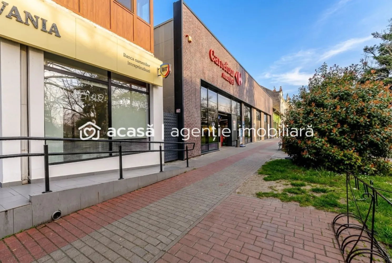 Spatiu comercial de vanzare cu chirias - De vânzare spațiu comercial închiriat – Nădlac, Piața Unirii (ultracentral)

Dacă urmărești un activ de tip „buy & hold”, cu chirie încasată anual și locație centrală, aici ai cifrele pe masă.
Preț: 800.000 EUR + TVA

Caracteristici proprietate:
868 mp construiți, pe teren de 1.654 mp
Vitrină 26 m – expunere directă, ușor de valorificat comercial
Înălțime 6,6 m – flexibilitate pentru diverse amenajări retail/logistică ușoară
Construcție 2018
98 KW putere instalată 

Important:
Locație ultracentrală, trafic pietonal și auto specific zonei centrale.
Format potrivit pentru retail alimentar, cu vizibilitate mare prin vitrina de 26 m.
Clădire relativ nouă (2018), cu potențial de costuri de mentenanță mai predictibile.
Retailul alimentar este, de regulă, o destinație de trafic constant.

Pentru detalii și vizionare apelați:
Florin Moș – 0721356746

Nu dispui de toată suma? Te ajutăm noi gratuit! Îți obținem oferte de la 16 bănci.

Ai o proprietate de vânzare în Arad și vrei să știi cât valorează cu adevărat?
Sună-mă pentru o evaluare gratuită, fără obligații.

Birou: ACASĂ | Agenție imobiliară Arad
Bulevardul Decebal 2, Arad 310133