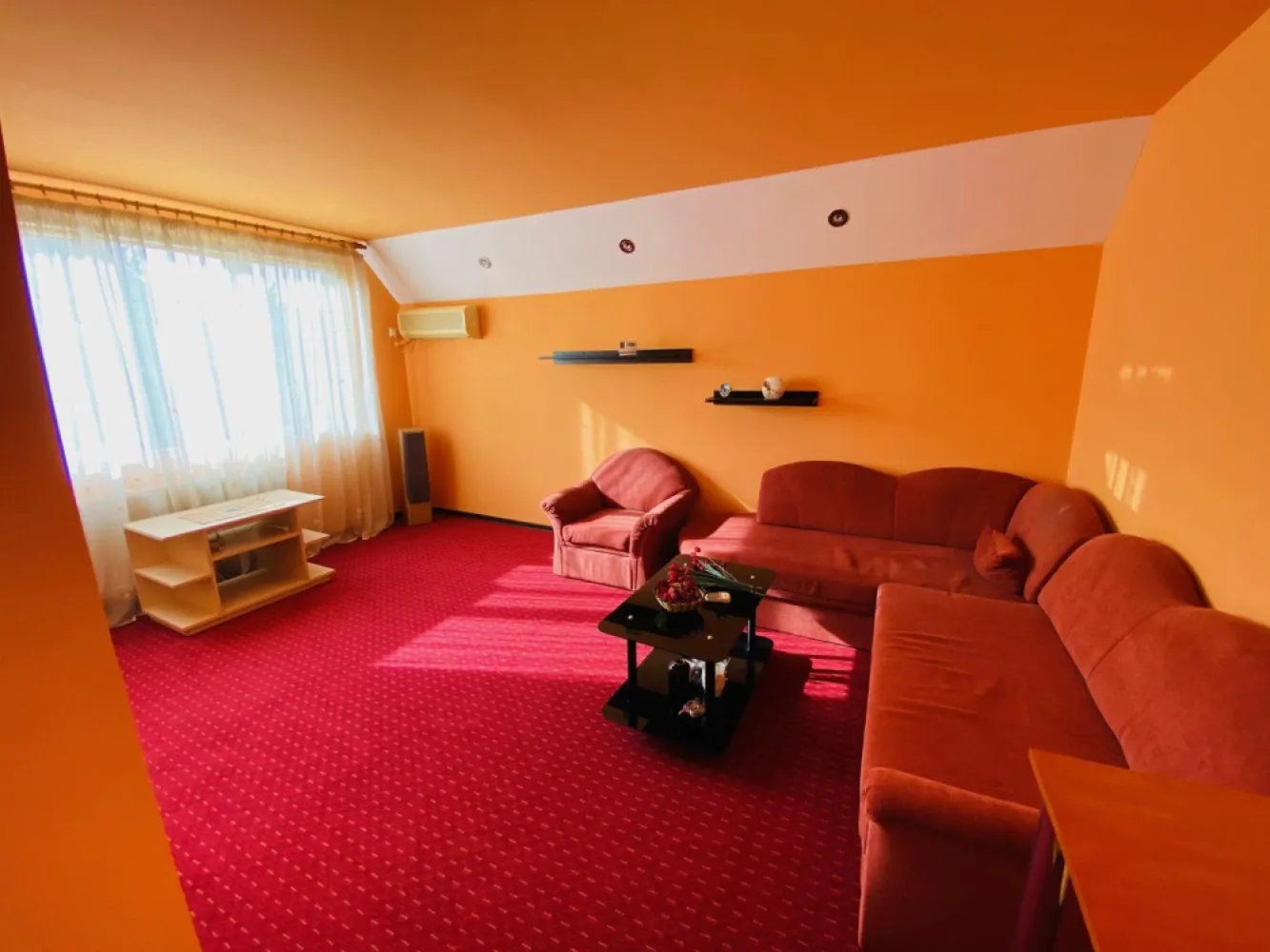 Drumul Taberei, Valea Ialomitei apartament 3 camere de inchiriat - K Imobiliare va propune spre inchiriere un apartament de 3 camere, decomandat situat la etajul 4/4. Acesta este mobilat si utilat complet (vezi foto). Apartamentul a fost recent renovat, are centrala termica proprie si 2 aparate de aer conditionat. Distanta pana la metrou este de 250 m. Se declara contractul la ANAF. Pret negociabil.