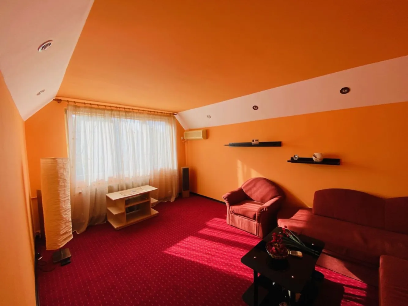 Drumul Taberei, Valea Ialomitei apartament 3 camere de inchiriat - K Imobiliare va propune spre inchiriere un apartament de 3 camere, decomandat situat la etajul 4/4. Acesta este mobilat si utilat complet (vezi foto). Apartamentul a fost recent renovat, are centrala termica proprie si 2 aparate de aer conditionat. Distanta pana la metrou este de 250 m. Se declara contractul la ANAF. Pret negociabil.