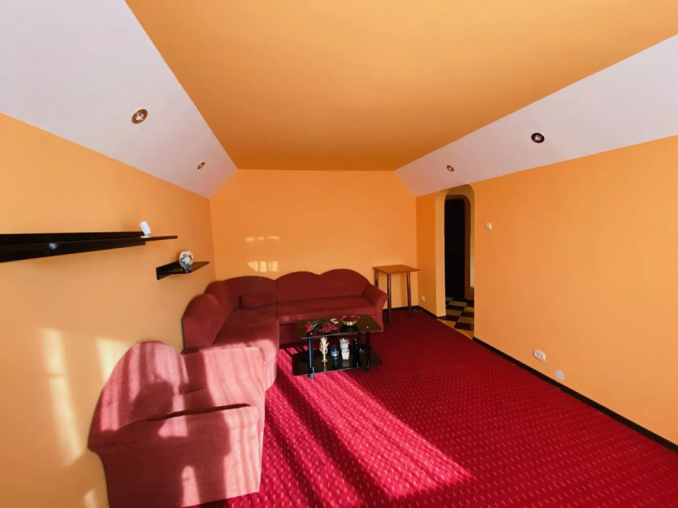Drumul Taberei, Valea Ialomitei apartament 3 camere de inchiriat - K Imobiliare va propune spre inchiriere un apartament de 3 camere, decomandat situat la etajul 4/4. Acesta este mobilat si utilat complet (vezi foto). Apartamentul a fost recent renovat, are centrala termica proprie si 2 aparate de aer conditionat. Distanta pana la metrou este de 250 m. Se declara contractul la ANAF. Pret negociabil.