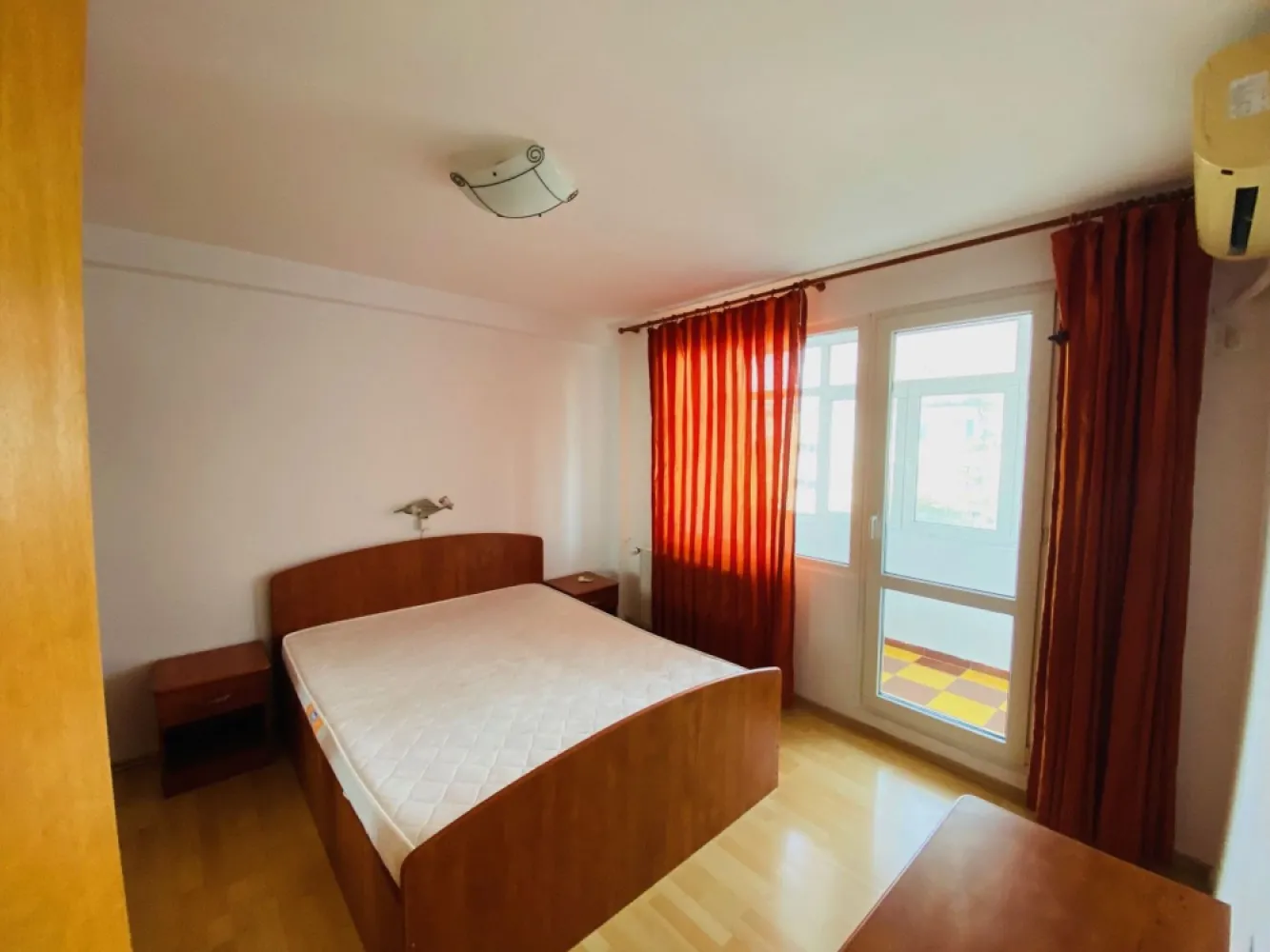 Drumul Taberei, Valea Ialomitei apartament 3 camere de inchiriat - K Imobiliare va propune spre inchiriere un apartament de 3 camere, decomandat situat la etajul 4/4. Acesta este mobilat si utilat complet (vezi foto). Apartamentul a fost recent renovat, are centrala termica proprie si 2 aparate de aer conditionat. Distanta pana la metrou este de 250 m. Se declara contractul la ANAF. Pret negociabil.