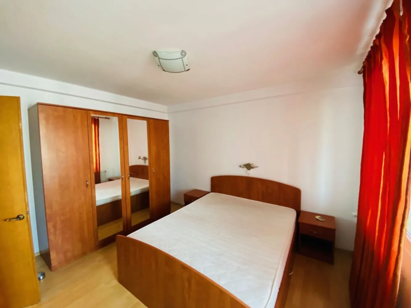 Drumul Taberei, Valea Ialomitei apartament 3 camere de inchiriat - K Imobiliare va propune spre inchiriere un apartament de 3 camere, decomandat situat la etajul 4/4. Acesta este mobilat si utilat complet (vezi foto). Apartamentul a fost recent renovat, are centrala termica proprie si 2 aparate de aer conditionat. Distanta pana la metrou este de 250 m. Se declara contractul la ANAF. Pret negociabil.
