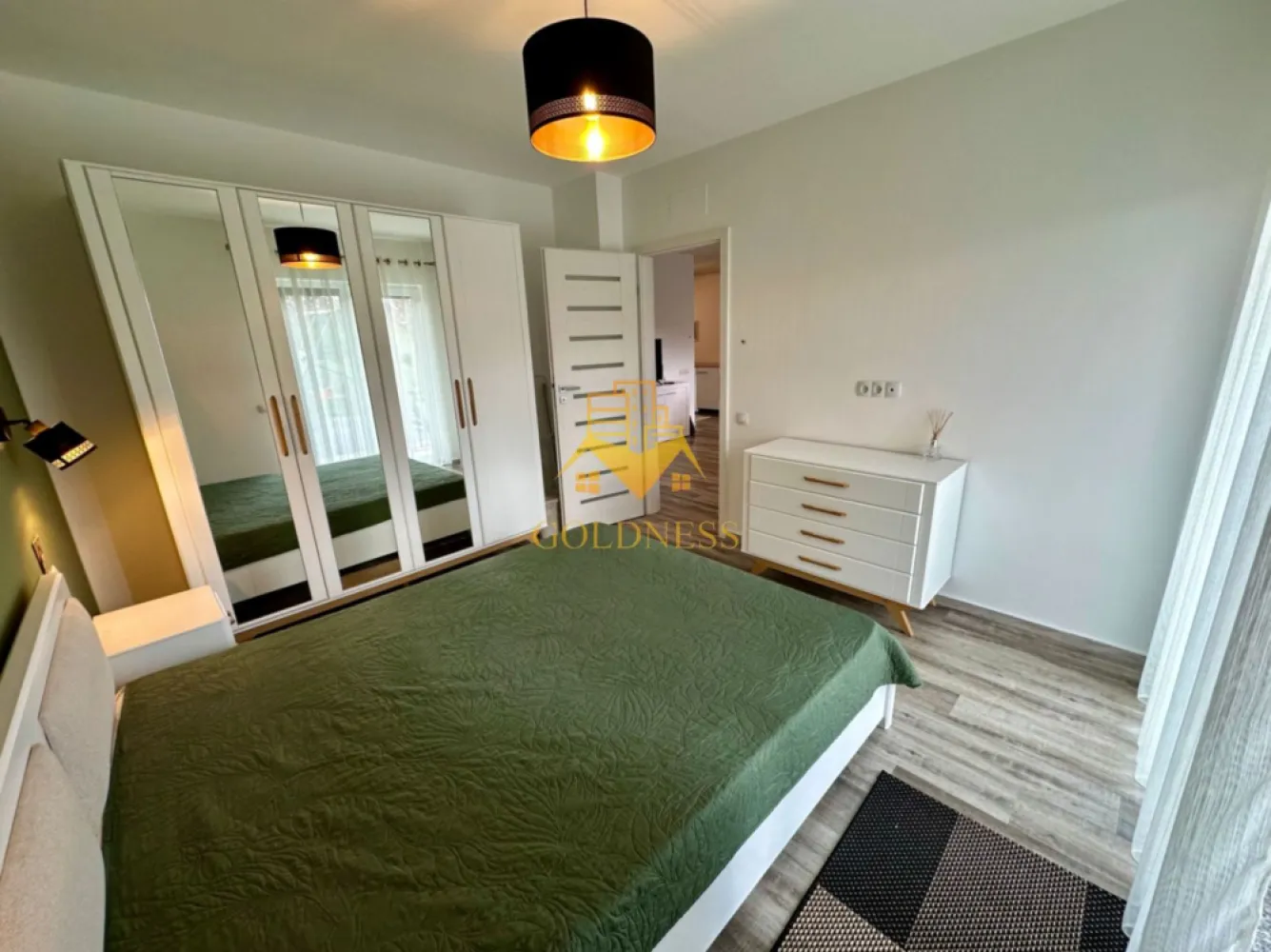2 camere, Buna ziua, Bloc Nou, Parcare, Lidl, Calea Turzii, Fagului - GOLDNESS Imobiliare vă propune spre închiriere un apartament cu 2 camere complet mobilat și utilat, la Parter într-un imobil de etaje 4, în Cartierul Buna ziua.
Dispune de loc de parcare subteran!
Se află în apropierea stațiilor de transport în comun, magazine, restaurante, spații verzi, farmacii, etc. 

Apartamentul este compartimentat astfel:
 - dormitor cu pat matrimonial, dressing, noptiere
 - living cu canapea extensibilă 
 - bucătărie open space complet utilată și mobilată, loc de servit masa 
 - baie cu dus walkin, calorifer port prosop și dulap pentru depozitare.
 - balcon 5mp.

Imobilul este dotat cu toate cele necesare- centrală proprie, frigider, aragaz, hotă, mașină de spălat haine, etc. 

Dacă sunteți interesați de acest apartament și doriți să îl vizionați, dar și pentru alte oferte nu ezitați să ne contactați telefonic sau prin e-mail. Vă stăm la dispoziție!
Pentru intermediere se percepe un comision de 50% din prețul chiriei!