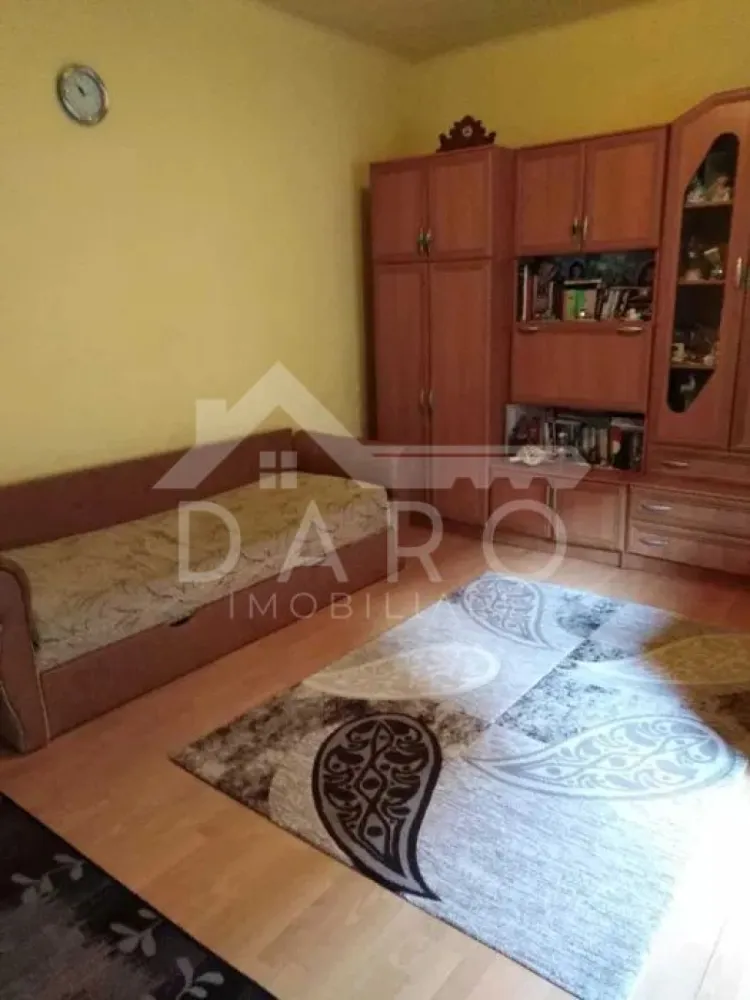 🏡 Casă de vânzare | Zonă centrală | 260 mp utili | 148.000 € - 🏡 Casă de vânzare | Zonă centrală | 260 mp utili | 148.000 €
O oportunitate rară în zona centrală! Casă spațioasă, singur în curte, ideală pentru locuință, investiție sau activitate de birouri/cabinet.
📐 Suprafață utilă: 260 mp
🌳 Teren: 300 mp
💰 Preț: 148.000 €
Compartimentare:
3 camere mari și luminoase
2 bucătării
2 băi
Pivniță spațioasă
Dotări:
✔ Geamuri termopan
✔ Pardoseli din parchet și gresie
✔ Casă bine întreținută
Avantaje:
📍 Zonă centrală – acces rapid către toate punctele de interes
📍 Singur în curte – intimitate totală
📍 Suprafață generoasă – multiple posibilități de compartimentare
📍 Ideală pentru locuință, sediu firmă, cabinet medical sau investiție
💎 Raport excelent preț / suprafață pentru zona centrală!
📞 Detalii și vizionări:
Coman Maria – DARO Imobiliare & Kiwi Finance
📱 0749 535 729
💳 Ai nevoie de credit? Oferim analiză gratuită și soluții de finanțare de la peste 12 bănci.
