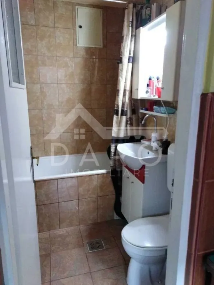 🏡 Casă de vânzare | Zonă centrală | 260 mp utili | 148.000 € - 🏡 Casă de vânzare | Zonă centrală | 260 mp utili | 148.000 €
O oportunitate rară în zona centrală! Casă spațioasă, singur în curte, ideală pentru locuință, investiție sau activitate de birouri/cabinet.
📐 Suprafață utilă: 260 mp
🌳 Teren: 300 mp
💰 Preț: 148.000 €
Compartimentare:
3 camere mari și luminoase
2 bucătării
2 băi
Pivniță spațioasă
Dotări:
✔ Geamuri termopan
✔ Pardoseli din parchet și gresie
✔ Casă bine întreținută
Avantaje:
📍 Zonă centrală – acces rapid către toate punctele de interes
📍 Singur în curte – intimitate totală
📍 Suprafață generoasă – multiple posibilități de compartimentare
📍 Ideală pentru locuință, sediu firmă, cabinet medical sau investiție
💎 Raport excelent preț / suprafață pentru zona centrală!
📞 Detalii și vizionări:
Coman Maria – DARO Imobiliare & Kiwi Finance
📱 0749 535 729
💳 Ai nevoie de credit? Oferim analiză gratuită și soluții de finanțare de la peste 12 bănci.