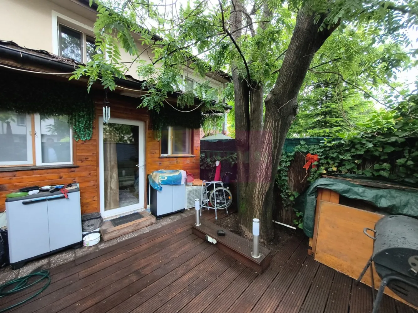 Apartament frumos și cochet cu centrală proprie aproape de Parcul IOR - Vă oferim spre cumpărare un apartament cochet și frumos amplasat în inima cartierului Baba Novac, între Parcul IOR și Parcul Național, mai exact între strada Ion Țuculescu și Câmpia Libertății la câteva zeci de metri de Biserica Sfântul Calinic, la trei minute de Grădina de Trandafiri din parcul Alexandru Ioan Cuza (IOR), cu acces facil la mijloace de transport, între școlile gimnaziale Leonardo Da Vinci și Școala 86 iar școala Hamburg este la 15 minute de imobil mers pe jos, la nici 10 minute mers pe jos se află Mall Park Lake, la 10-15 minute mers pe jos de metrou Piața Muncii. Apartamentul este perfect pentru cei îndrăgostiți de natură și iubitori de un stil de viață sănătos. Se află la parterul unui bloc tip vilă cu un singur etaj și beneficiază de o mică curte proprie amenajată ca terasă, Apartamentul este micuț și foarte plăcut, avem 35mp suprafața utilă la care se mai adaugă cei 20 de mp de curte amenajați ca terasă. Este ideal pentru un cuplu. Are două intrări, una direct din stradă și prin curtea interioară a imobilului. La intrare dinspre curtea interioară avem în dreapta grupul sanitar prevăzut cu o cabină de duș iar în stânga avem bucătăria tip chicinetă mobilată și utilată integral, cu centrala termică proprie, cu zone de gătit și bine utilată. Din holul dintre bucătărie și baie se accesează camera de zi. Livingul este în acest moment folosit de proprietari ca și master bedroom datorită proximității față de grupul sanitar și de bucătărie, aici avem un pat matrimonial și multe zone de depozitare, un mic birou, etajere și comoda tv, iar dormitorul este acum amenajat ca și zonă de lucru, birou și alte activități, din dormitor se accesează terasa, compartimentarea fiind una de tip franțuzesc cu trecerea prin cameră, astfel și living-ul și dormitorul sunt camere de trecere spre terasă. La nici două minute de acest apartament tip studio avem magazinul Penny și o zonă de parking. Documentația este la zi iar pentru alte informații și programarea de vizionări nu ezitați să mă contactați. Daniel, Apulum94.