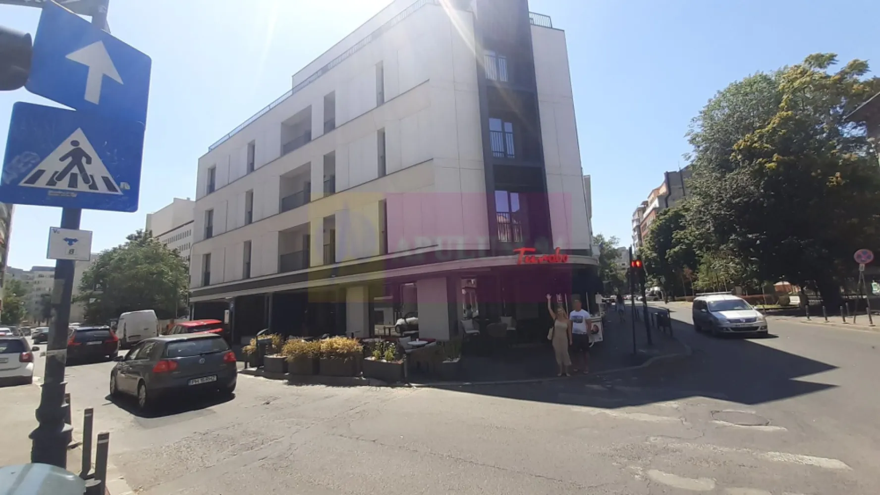 Studio Ultracentral 2025 - Aveți posibilitatea de a achiziționa cel mai nou și mai bun studio din capitală situat în ultracentralul orașului, la nici 2 minute de Metrou Piața Universității, între Intercontinental (Grand Hotel București) și Teatrul Național. Studio-ul are o suprafață utilă de peste 32mp la care se adaugă un balcon spațios tip logie de aproape 10mp ce oferă o priveliște panoramică asupra străzii Tudor Arghezii și a intersecției cu strada Batiștei. Suntem practic în inima orașului, la doi pași de tot ce are capitala mai frumos de oferit ( Centrul Vechi, Grădina Icoanei, Piața Romană, Piața Unirii, Armeneasca, Cișmigiu - toate aceste zone sunt la 5 minute mers pe jos lejer de imobil). În proximitate avem cele mai bune restaurante, pub-uri și terase dar și acces facil la numeroase muzee și centre culturale. Studio-ul se află la etajul 1 al blocului și are o configurație plăcută și compactă, bucătăria fiind integrată în spațiul de locuit și oferind totodată și cadrul ideal de socializare, iar balconul spațios tip logie vă oferă o opțiune validă de a observa și de a vă integra în comunitatea acestui cartier select al orașului. Facilitățile sunt de top, imobilul este finalizat anul acesta, 2025 și respectă toate standardele cerute, confortul termic fiind asigurat de sistemele integrate ale imobilului, iar pe partea de acces avem două lifturi moderne și acees evident pe scară din lobby. La parterul imobilului funcționează și o celebră cafenea și tot în proximitate avem mai multe centre comerciale. Baia studio-ului este spațioasă și este deservită de o cadă iar aerisirea este asigurată de o fereastră mare. Imobilul se va preda nemobilat. Documentația este la zi, proprietarul este însă persoană juridică și tranzacția presupune TVA, pentru cei interesați ideal este de achiziționat tot pe societate din rațiuni care țin de taxare și achitarea TVA-ului aferent. Pentru mai multe detalii și programarea de vizionări nu ezitați să mă contactați, Daniel, Apulum94.
