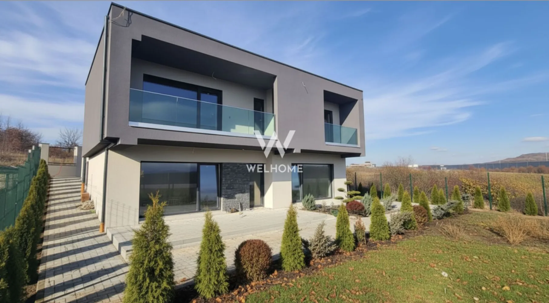 Casa individuala LA CHEIE Selimbar Sibiu - Spre vanzare o casa individuala mare si deosebita cat prin compartimentarea sa, atat si prin dotarile sale care corespund cerintelor tehnice si tehnologice la ziua de azi. Suprafata utila este de 200mp, + garaj dublu, amplasata pe un teren de 500mp. Tamplaria in3 foi de sticla cu 7 camere, incalzirea este realizata prin pardoseala cu sistemul - pompa de caldura. Compartimentarea la parter este: -Hol generos -Debara -Living spatios cu deschidere spre terasa -Bucatarie cu loc de dinning -Baie de serviciu cu geam -Camara -Spalatorie cu camera tehnica La etaj gasim: -Dormitor matrimonial mare de 18mp -2x dormitoare pentru copii de aprox 17mp -Dressing generos -2x bai cu geam de ierisire naturala -Iesire spre terassa cu vedere spre munti Predare in luna august 2025. Stadiu de predare la interior este LA CHEIE cu parchet, gresie , faianta, si tot strictul necesar. Iar exteriorul se preda LA CHEIE cu gard, curte pavata. Garaj pentru 2 masini (SUV) cu usi rabatabile electrice. Se poate configura si alte optiuni la preferintele cumparatorului. Pret: 350 000euro TVA inclus tel: 0745 99 55 37 Mihai }}