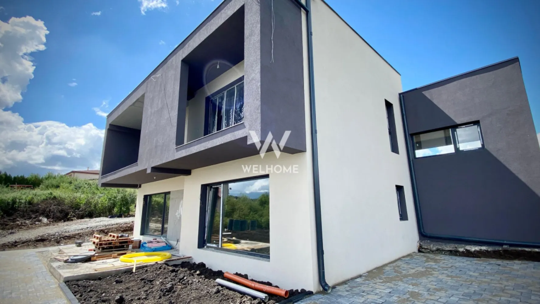 Casa individuala LA CHEIE Selimbar Sibiu - Spre vanzare o casa individuala mare si deosebita cat prin compartimentarea sa, atat si prin dotarile sale care corespund cerintelor tehnice si tehnologice la ziua de azi. Suprafata utila este de 200mp, + garaj dublu, amplasata pe un teren de 500mp. Tamplaria in3 foi de sticla cu 7 camere, incalzirea este realizata prin pardoseala cu sistemul - pompa de caldura. Compartimentarea la parter este: -Hol generos -Debara -Living spatios cu deschidere spre terasa -Bucatarie cu loc de dinning -Baie de serviciu cu geam -Camara -Spalatorie cu camera tehnica La etaj gasim: -Dormitor matrimonial mare de 18mp -2x dormitoare pentru copii de aprox 17mp -Dressing generos -2x bai cu geam de ierisire naturala -Iesire spre terassa cu vedere spre munti Predare in luna august 2025. Stadiu de predare la interior este LA CHEIE cu parchet, gresie , faianta, si tot strictul necesar. Iar exteriorul se preda LA CHEIE cu gard, curte pavata. Garaj pentru 2 masini (SUV) cu usi rabatabile electrice. Se poate configura si alte optiuni la preferintele cumparatorului. Pret: 350 000euro TVA inclus tel: 0745 99 55 37 Mihai }}