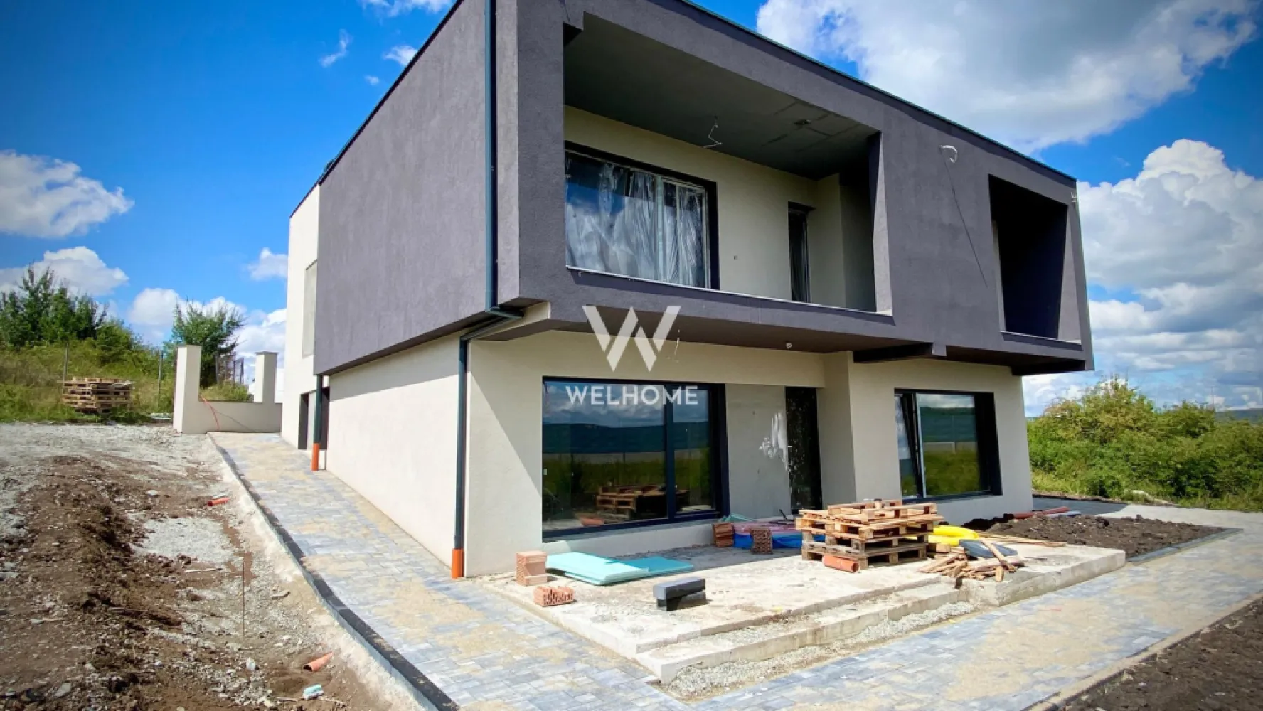 Casa individuala LA CHEIE Selimbar Sibiu - Spre vanzare o casa individuala mare si deosebita cat prin compartimentarea sa, atat si prin dotarile sale care corespund cerintelor tehnice si tehnologice la ziua de azi. Suprafata utila este de 200mp, + garaj dublu, amplasata pe un teren de 500mp. Tamplaria in3 foi de sticla cu 7 camere, incalzirea este realizata prin pardoseala cu sistemul - pompa de caldura. Compartimentarea la parter este: -Hol generos -Debara -Living spatios cu deschidere spre terasa -Bucatarie cu loc de dinning -Baie de serviciu cu geam -Camara -Spalatorie cu camera tehnica La etaj gasim: -Dormitor matrimonial mare de 18mp -2x dormitoare pentru copii de aprox 17mp -Dressing generos -2x bai cu geam de ierisire naturala -Iesire spre terassa cu vedere spre munti Predare in luna august 2025. Stadiu de predare la interior este LA CHEIE cu parchet, gresie , faianta, si tot strictul necesar. Iar exteriorul se preda LA CHEIE cu gard, curte pavata. Garaj pentru 2 masini (SUV) cu usi rabatabile electrice. Se poate configura si alte optiuni la preferintele cumparatorului. Pret: 350 000euro TVA inclus tel: 0745 99 55 37 Mihai }}