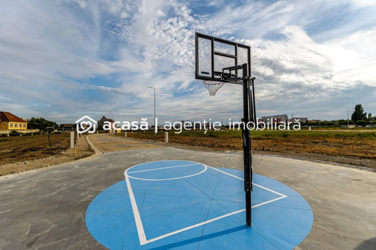 Parcele ARED - in inima Aradului - direct de la dezvoltator - 🔔 Ultimele parcele de teren ARED - în inima orașului!
Comision 0% - direct de la dezvoltator
↔️: intrarea în cartierul securizat se va face atât de pe Calea Aurel Vlaicu, cât și de pe 6 Vânători
💡: toate utilitățile în fața terenului
Prețuri pornind de la 60.571€ + TVA

La 5 minute de mers pe jos găsim:
 - AFI Arad: Carrefour, Burger King, Starbucks, etc.
 - Atrium Mall
 - Mc Donald’s
 - Lidl
 - mijloace de transport în comun, autogara, gara
 - Arena Francisc Neuman
 - parc 1,6 ha cu terenuri multisport, amfiteatru, zone de relaxare, cafenele, pieste de alergat și multe locuri de joacă

*Prețul afișat al parcelei este pentru plata pe loc a acesteia.*

☎️: Contactează-mă la 0755 274 519 - Daniel Hord - Consultant ARED - Birou Central pentru a beneficia de ultimele parcele de teren rămase și nu rata șansa de a-ți construi casa visurilor tale în cel mai frumos cartier al Aradului.

Nu dispui de toată suma? Te ajutăm noi gratuit! Îți obținem oferte de la 16 bănci
Ai o proprietate de vânzare în Arad și vrei să știi cât valorează cu adevărat?
Sună-mă pentru o evaluare GRATUITĂ!

Birou: ACASĂ | Agenție imobiliară Arad 
Adresă: Bulevardul Decebal 2, Arad 310133