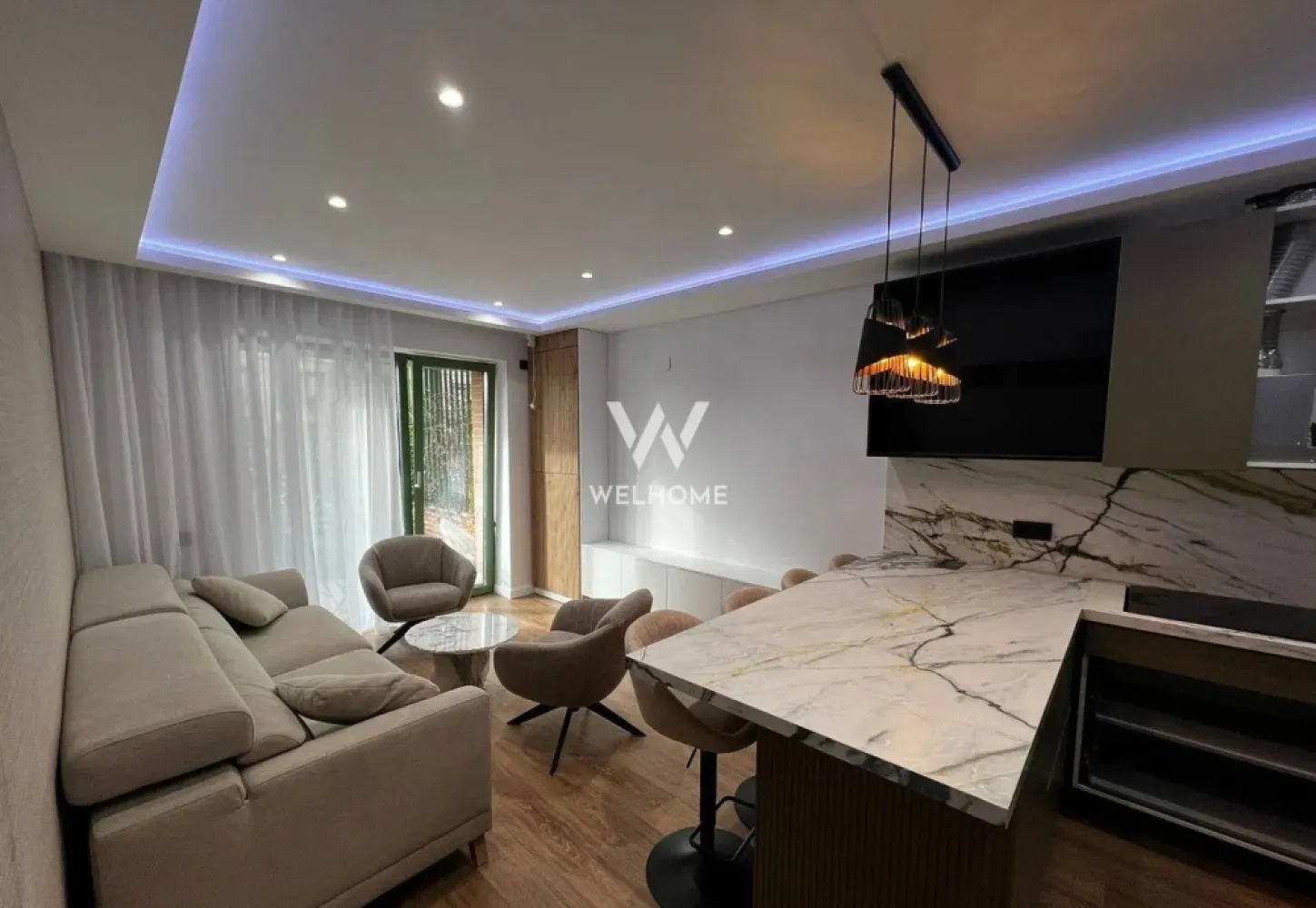 Investitie cu randament instant! Apartament 2 cam Sibiu - Agentia Welhome propune spre vanzare un apartament cu 2 camere(39mp) +gradina, +terasa, +paracre subterana intr-un bloc NOU dintr-un complex rezidential diferit. Finisat LA CHEIE, complet mobilat si utilat absolut totul este NOU ideal pentru investitie care v-a genera profit din prima zi de achizitie. Apartament gandit si realizat pentru un confort maxim datorit unor proiectari de un designer. Toate electrocasnicele sunt noi cu garantie, mobila noua la comanda, nimeni nu a locuit. Apartamentul dispune de garaj subteran care este in constructie de moment. Lift modern cu dublu acces in parcare si etaj. Terasa cu acces la gradina 18m2 cu gazon si sistem de irigare automatizat. Pret: 140 000euro Negociabil. Tel pentru vizionari: 0745 99 55 37 Mihai }}