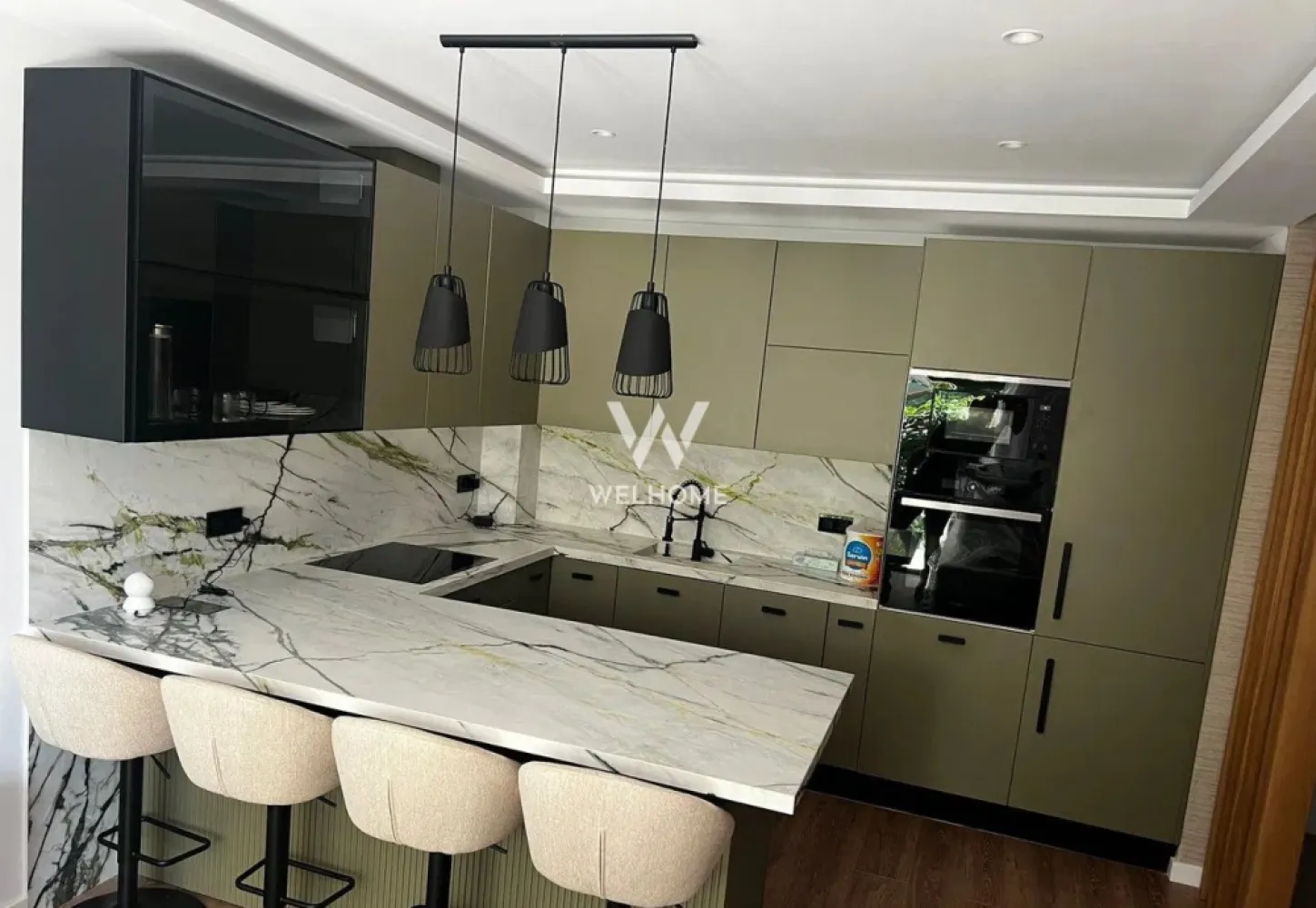 Investitie cu randament instant! Apartament 2 cam Sibiu - Agentia Welhome propune spre vanzare un apartament cu 2 camere(39mp) +gradina, +terasa, +paracre subterana intr-un bloc NOU dintr-un complex rezidential diferit. Finisat LA CHEIE, complet mobilat si utilat absolut totul este NOU ideal pentru investitie care v-a genera profit din prima zi de achizitie. Apartament gandit si realizat pentru un confort maxim datorit unor proiectari de un designer. Toate electrocasnicele sunt noi cu garantie, mobila noua la comanda, nimeni nu a locuit. Apartamentul dispune de garaj subteran care este in constructie de moment. Lift modern cu dublu acces in parcare si etaj. Terasa cu acces la gradina 18m2 cu gazon si sistem de irigare automatizat. Pret: 140 000euro Negociabil. Tel pentru vizionari: 0745 99 55 37 Mihai }}