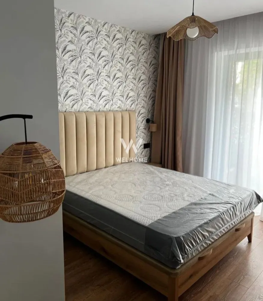 Investitie cu randament instant! Apartament 2 cam Sibiu - Agentia Welhome propune spre vanzare un apartament cu 2 camere(39mp) +gradina, +terasa, +paracre subterana intr-un bloc NOU dintr-un complex rezidential diferit. Finisat LA CHEIE, complet mobilat si utilat absolut totul este NOU ideal pentru investitie care v-a genera profit din prima zi de achizitie. Apartament gandit si realizat pentru un confort maxim datorit unor proiectari de un designer. Toate electrocasnicele sunt noi cu garantie, mobila noua la comanda, nimeni nu a locuit. Apartamentul dispune de garaj subteran care este in constructie de moment. Lift modern cu dublu acces in parcare si etaj. Terasa cu acces la gradina 18m2 cu gazon si sistem de irigare automatizat. Pret: 140 000euro Negociabil. Tel pentru vizionari: 0745 99 55 37 Mihai }}
