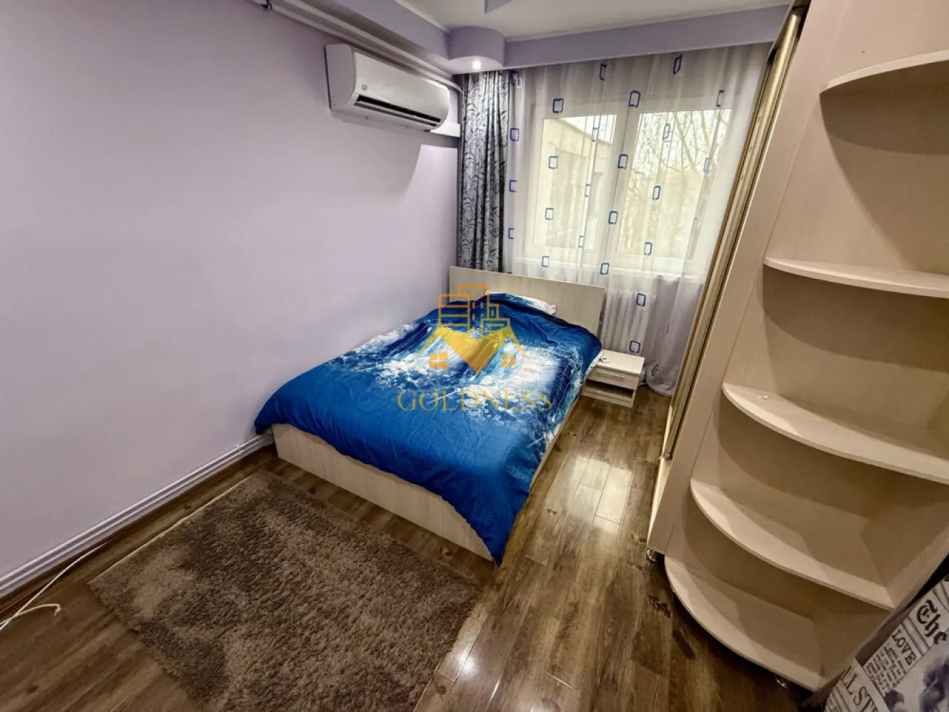 2 camere, balcon, Grigorescu, Zona Fântanele, Profi, Pet Friendly - GOLDNESS Imobiliare vă propune spre închiriere un apartament cu 2 camere complet mobilat și utilat, la etajul 4 într-un imobil de 4 etaje, în Cartierul Grigorescu.
Se poate parca prin zona.
Se află în apropierea stațiilor de transport în comun, magazine, restaurante, spații verzi, farmacii, etc. 

Apartamentul este compartimentat astfel:
 - dormitor cu pat matrimonial, dressing, noptiere
 - living cu canapea extensibila, dresing, TV
 - bucatarie complet utilată și mobilată, loc de servit masa 
 - baie cu cabina de dus, calorifer port prosop și dulap pentru depozitare.
 - balcon de 4 mp.

Imobilul este dotat cu toate cele necesare- centrală proprie, frigider, aragaz, hotă, mașină de spălat haine, etc. 

Dacă sunteți interesați de acest apartament și doriți să îl vizionați, dar și pentru alte oferte nu ezitați să ne contactați telefonic sau prin e-mail. Vă stăm la dispoziție!
Pentru intermediere se percepe un comision de 50% din prețul chiriei!