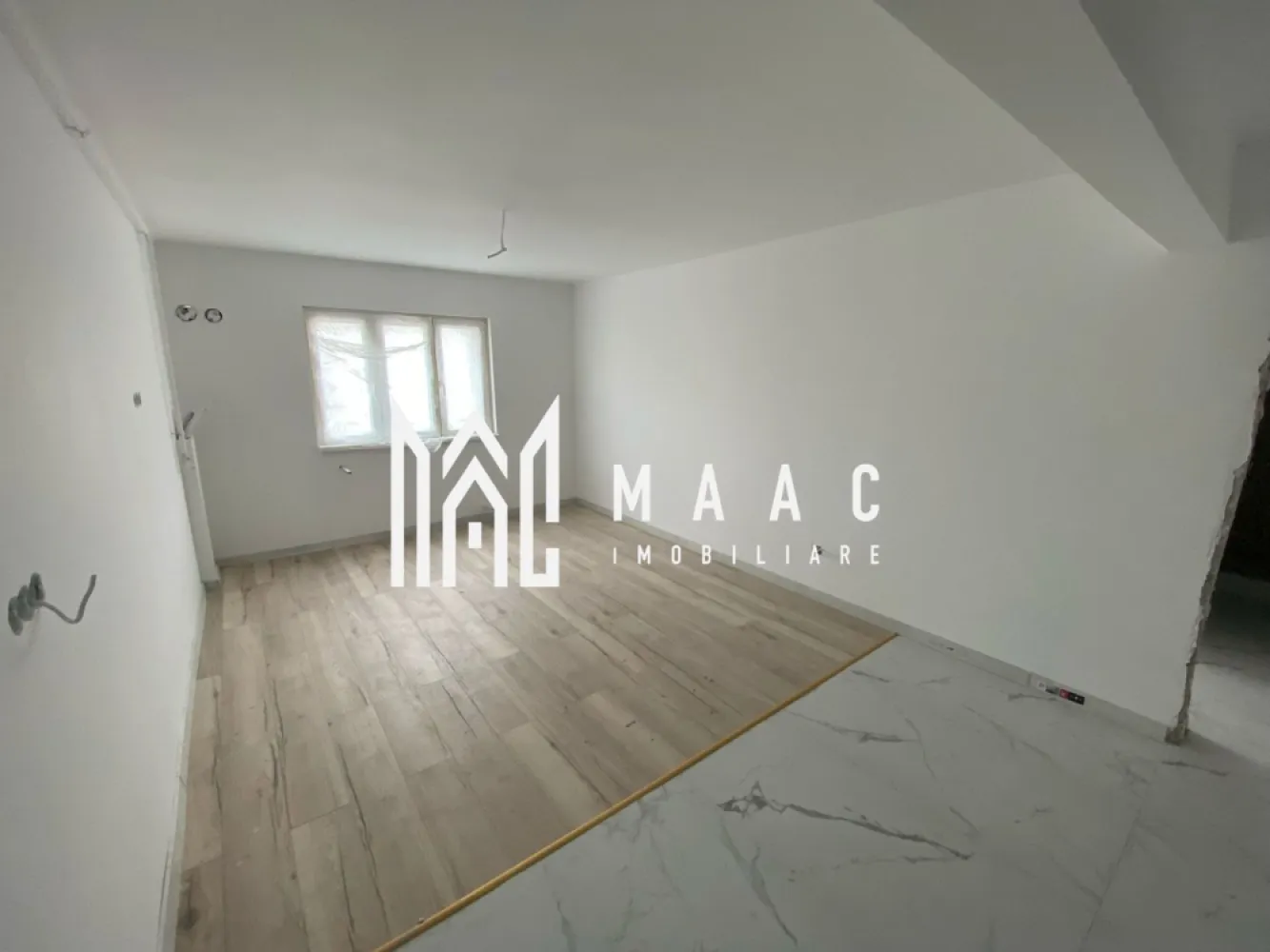 Apartament 2 Camere | Etaj 1 I Lift | Lazaret | Predare Mai 2025 - Maac Imobiliare prezintă ansamblul rezidențial Urban 64, un proiect modern, ideal atât pentru locuință personală, cât și pentru investiție. Situat în zona Lazaret - Compa, acest ansamblu oferă acces facil spre centru, autostradă și toate zonele de interes public. Detalii ansamblu: ✔ Regim de înălțime: P+4E+M, cu 56 de apartamente și garsoniere ✔ Lift Schindler – silentios și modern ✔ Arhitectură contemporană și finisaje de calitate ✔ Predare: Mai 2025 – finisate la cheie, INTABULATE Finisaje incluse: Interior: Ușă metalică de acces, izolată termic și fonic Pereți finisați cu glet și lavabilă albă Parchet, gresie, faianță Obiecte sanitare și rezervor îngropat la baie Tâmplărie PVC cu geam termopan Prize, întrerupătoare, instalații pentru TV și internet Încălzire proprie: centrală termică Immergas și calorifere Spații comune: Casa scării placată cu granit Ușă securizată cu interfon la intrare Plafoniere cu senzori de mișcare Parcare: locuri publice disponibile în zonă. Suprafețe disponibile: Garsoniere și apartamente de 21 mp, 42 mp și 46 mp utili Localizare: Situat în Lazaret, zona Compa, ansamblul rezidențial Urban 64 oferă acces rapid la transport public, școli, grădinițe, magazine și cabinete medicale, fiind la doar 10 minute de centrul Sibiului. Predare în Mai 2025 – apartamentele și garsonierele se predau finisate la cheie, gata pentru mutare! Pentru mai multe detalii precizati telefonic ca ati vazut anuntul ID: CP2388082 }}