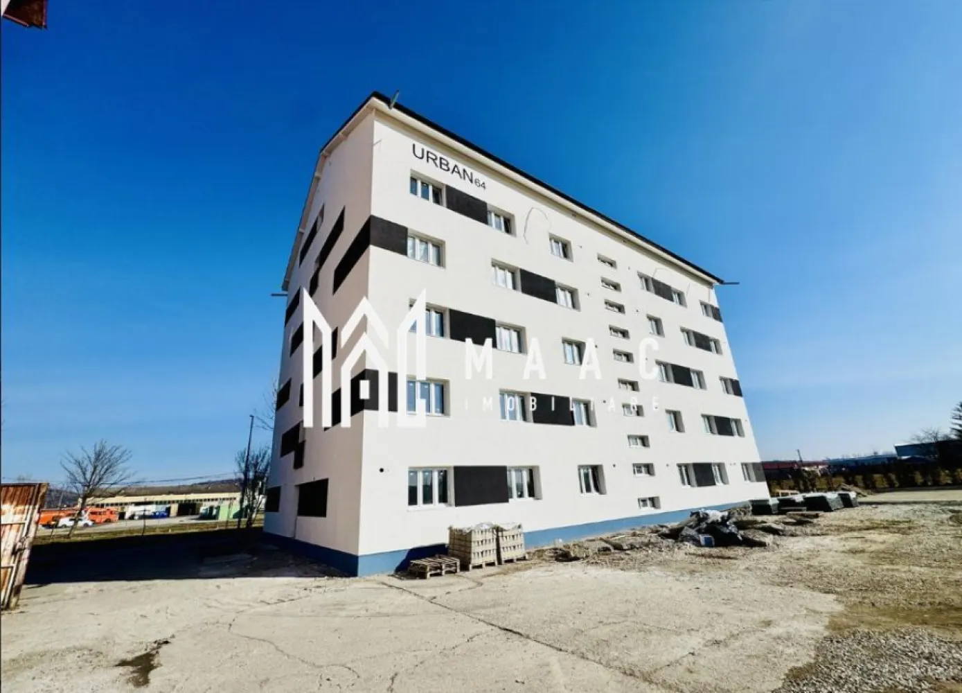 Apartament 2 Camere | Etaj 1 I Lift | Lazaret | Predare Mai 2025 - Maac Imobiliare prezintă ansamblul rezidențial Urban 64, un proiect modern, ideal atât pentru locuință personală, cât și pentru investiție. Situat în zona Lazaret - Compa, acest ansamblu oferă acces facil spre centru, autostradă și toate zonele de interes public. Detalii ansamblu: ✔ Regim de înălțime: P+4E+M, cu 56 de apartamente și garsoniere ✔ Lift Schindler – silentios și modern ✔ Arhitectură contemporană și finisaje de calitate ✔ Predare: Mai 2025 – finisate la cheie, INTABULATE Finisaje incluse: Interior: Ușă metalică de acces, izolată termic și fonic Pereți finisați cu glet și lavabilă albă Parchet, gresie, faianță Obiecte sanitare și rezervor îngropat la baie Tâmplărie PVC cu geam termopan Prize, întrerupătoare, instalații pentru TV și internet Încălzire proprie: centrală termică Immergas și calorifere Spații comune: Casa scării placată cu granit Ușă securizată cu interfon la intrare Plafoniere cu senzori de mișcare Parcare: locuri publice disponibile în zonă. Suprafețe disponibile: Garsoniere și apartamente de 21 mp, 42 mp și 46 mp utili Localizare: Situat în Lazaret, zona Compa, ansamblul rezidențial Urban 64 oferă acces rapid la transport public, școli, grădinițe, magazine și cabinete medicale, fiind la doar 10 minute de centrul Sibiului. Predare în Mai 2025 – apartamentele și garsonierele se predau finisate la cheie, gata pentru mutare! Pentru mai multe detalii precizati telefonic ca ati vazut anuntul ID: CP2388082 }}