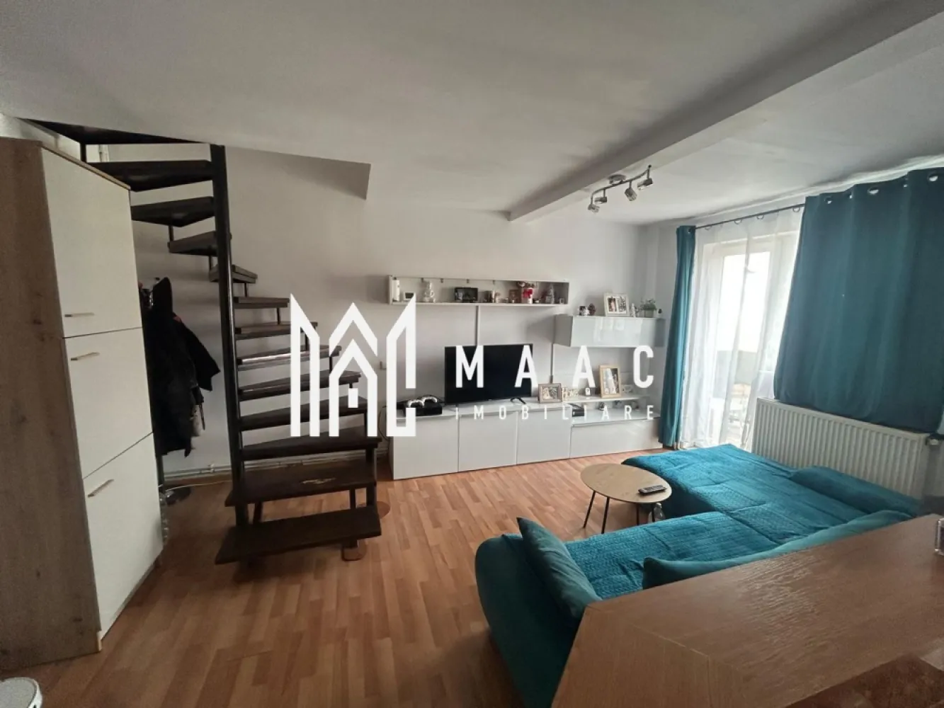 Apartament 3 camere I 67 mp utili I Zona Terezian, Sibiu - MAAC Imobiliare va propune spre vanzare o mansardă spațioasă și luminoasă, intabulată, cu o suprafață utilă 67 mp utili + 2 balcoane dispusă pe două niveluri, situată în zona Terezian – Sibiu, o zonă apreciată pentru accesibilitate și facilități.
Compartimentare eficientă: Nivel inferior: Living generos cu bucătărie open-space, 1 dormitor, 1 baie, 1 balcon. Nivel superior: 1 dormitor, 1 baie, 1 balcon.
Se vinde complet mobilată și utilată, exact ca în fotografii, fiind pregătită pentru mutare imediată. Electrocasnice incluse: Mașină de spălat rufe, Mașină de spălat vase, Frigider, Centrală termică nouă Vaillant ecoTEC Pro, achiziționată anul trecut, cu garanție 10 ani. 
Mobilier modern și bine întreținut, Luminozitate naturală, Două balcoane pentru relaxare.
Zona Terezian oferă acces rapid către magazine, școli, stații de transport în comun și centrul orașului.
Locuința este ideală atât pentru o familie tânără, cât și pentru investiție, datorită compartimentării practice și a celor două băi – un avantaj important pentru confortul zilnic.
O proprietate practică, primitoare și pregătită să devină „acasă”.

Pentru mai multe detalii si programarea unei vizionari va rugam sa specificati ID: CP2935343.