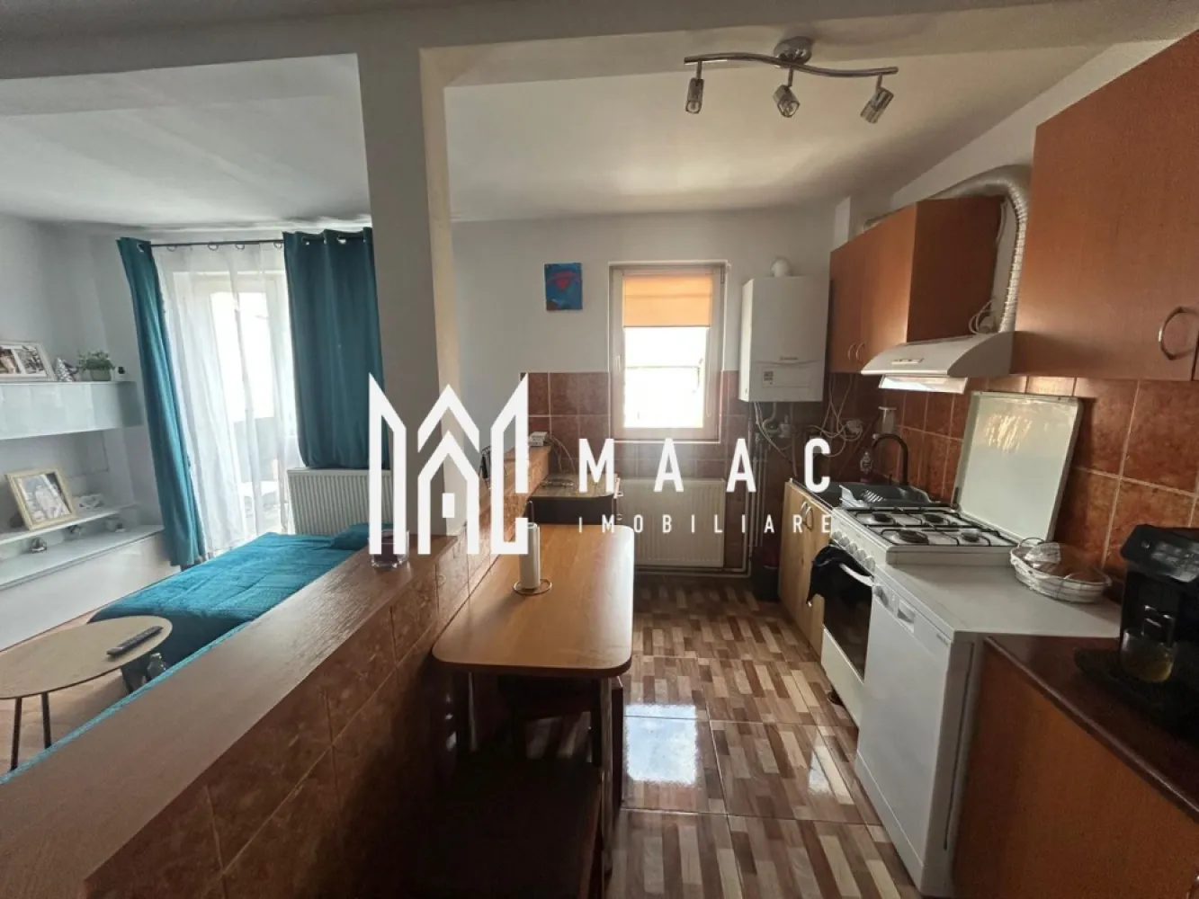 Apartament 3 camere I 67 mp utili I Zona Terezian, Sibiu - MAAC Imobiliare va propune spre vanzare o mansardă spațioasă și luminoasă, intabulată, cu o suprafață utilă 67 mp utili + 2 balcoane dispusă pe două niveluri, situată în zona Terezian – Sibiu, o zonă apreciată pentru accesibilitate și facilități.
Compartimentare eficientă: Nivel inferior: Living generos cu bucătărie open-space, 1 dormitor, 1 baie, 1 balcon. Nivel superior: 1 dormitor, 1 baie, 1 balcon.
Se vinde complet mobilată și utilată, exact ca în fotografii, fiind pregătită pentru mutare imediată. Electrocasnice incluse: Mașină de spălat rufe, Mașină de spălat vase, Frigider, Centrală termică nouă Vaillant ecoTEC Pro, achiziționată anul trecut, cu garanție 10 ani. 
Mobilier modern și bine întreținut, Luminozitate naturală, Două balcoane pentru relaxare.
Zona Terezian oferă acces rapid către magazine, școli, stații de transport în comun și centrul orașului.
Locuința este ideală atât pentru o familie tânără, cât și pentru investiție, datorită compartimentării practice și a celor două băi – un avantaj important pentru confortul zilnic.
O proprietate practică, primitoare și pregătită să devină „acasă”.

Pentru mai multe detalii si programarea unei vizionari va rugam sa specificati ID: CP2935343.