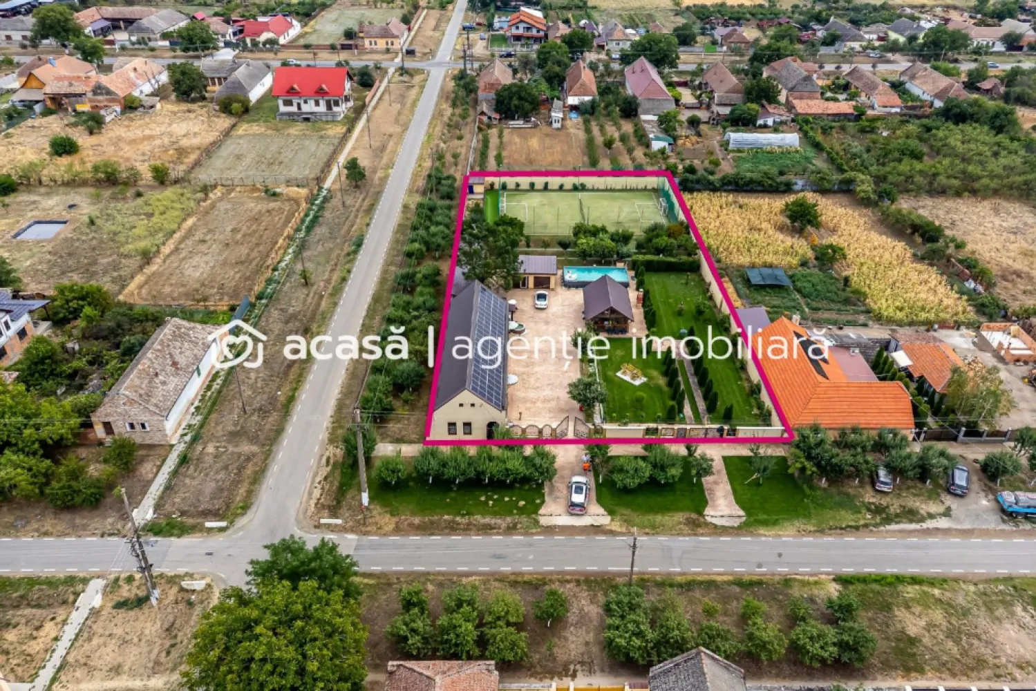 Proprietate de vis cu teren 2.880 mp și facilități PREMIUM Comision 0 - Comision 0%
Vă prezentăm spre vânzare un domeniu deosebit, cu o suprafață generoasă de 2.880 mp, ce îmbină armonios confortul modern cu frumusețea naturii.

🏡 Casa veche complet renovată – consolidată prin subzidire, cu planșeu de beton la acoperiș, izolații eficiente și dotată cu panouri fotovoltaice de 20 kW, care asigură independența energetică. Proprietatea se vinde mobilată și utilată, conform fotografiilor.

✨ Facilități exterioare premium:
 • Piscină supraterană – ideală pentru relaxare în sezonul cald
 • Teren multifuncțional (tenis, fotbal, volei) – acoperit cu plasă și prevăzut cu nocturnă
 • Foișor, bucătărie de vară și zonă de duș exterior – perfecte pentru petreceri și seri de vară
 • Sistem electronic de irigație pe întreaga suprafață
 • Spații de depozitare și garaj dublu
 • Livezi cu numeroși pomi fructiferi

Această proprietate reprezintă un refugiu ideal pentru familie sau o investiție, retreat sau casă de vacanță exclusivistă.

📍 Locație: Secusigiu – zonă liniștită, cu acces facil către Arad.

📞 Pentru detalii și programarea unei vizionări:
Blaga Flavius – 0754467525 Consultant imobiliar acreditat APAIR (Asociația Profesională a Agenților Imobiliari din România)

Nu dispui de toată suma? Te ajutăm noi gratuit! Îți obținem oferte de la 16 bănci.
Ai o proprietate de vânzare în Arad și vrei să știi cât valorează cu adevărat?

Birou: ACASĂ | Agenție imobiliară Arad
Adresă: Bulevardul Decebal 2, Arad 310133