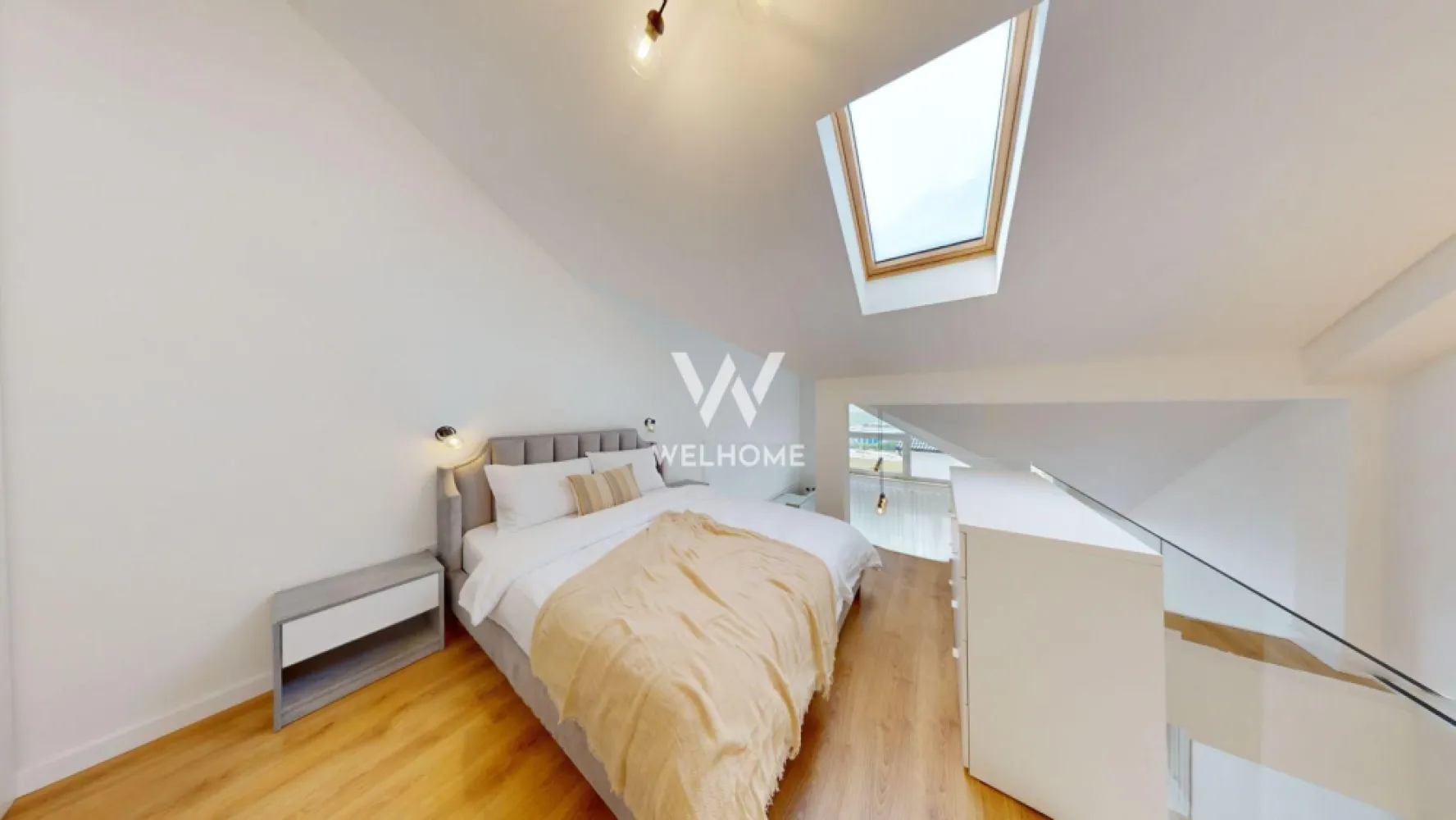 Apartament 2camere LA VILA deosebit. Sibiu - Spre vânzare un deosebit apartament complet mobilat si utilat exact ca in poze in zona de vest al orașului Sibiu. Compartimentarea sa deosebită îl face sa fie nu pe placul tuturor ci se potrivește doar celor care apreciază stilul si confortul într-un design care crează o atmosfera de vacanță si te impune sa spui fraza: In sfârșit - acasă! Suprafață utila de 55mp 2- bai Balcon de 8mp Loc de parcare privat Zona liniștită, priveliște spectaculoasa spre munți. Preț: 128 000euro. Eligibil cat din surse proprii atât si cu credit ipotecar. Tel 0745 99 55 37 Mihai. }}