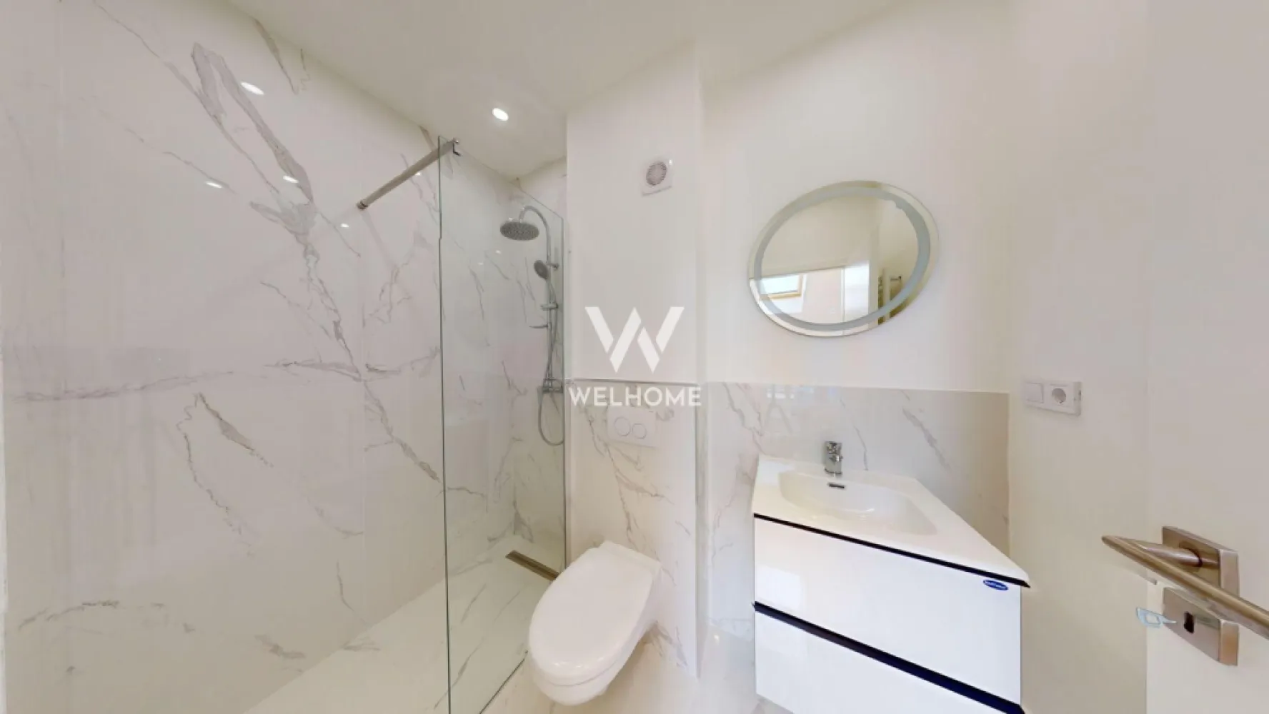 Apartament 2camere LA VILA deosebit. Sibiu - Spre vânzare un deosebit apartament complet mobilat si utilat exact ca in poze in zona de vest al orașului Sibiu. Compartimentarea sa deosebită îl face sa fie nu pe placul tuturor ci se potrivește doar celor care apreciază stilul si confortul într-un design care crează o atmosfera de vacanță si te impune sa spui fraza: In sfârșit - acasă! Suprafață utila de 55mp 2- bai Balcon de 8mp Loc de parcare privat Zona liniștită, priveliște spectaculoasa spre munți. Preț: 128 000euro. Eligibil cat din surse proprii atât si cu credit ipotecar. Tel 0745 99 55 37 Mihai. }}