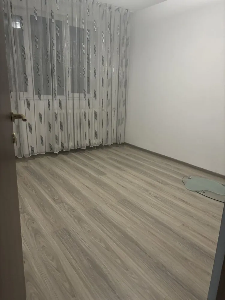 BRASADAS vinde ap cam PARTER zona 1 Decembrie. - Agenția imobiliara BRASADAS vinde apartament cu două camere decomandat.
Apartamentul este situat la parter/4, intr un bloc linistit cu vedere la o zona verde , ferit de zgomotul orașului. 
Este curat, renovat și igienizat. 
Bucătăria este mobilată-utilată. 
Pe hol se află un dressing super spațios făcut pe comandă. 
Acces facil piața 1 minut , școală 5 minute, metrou 1 decembrie 10 minute , supermakerturi 5 minute. 
Se poate obține loc de parcare de la primărie.
www.brasadas.com.