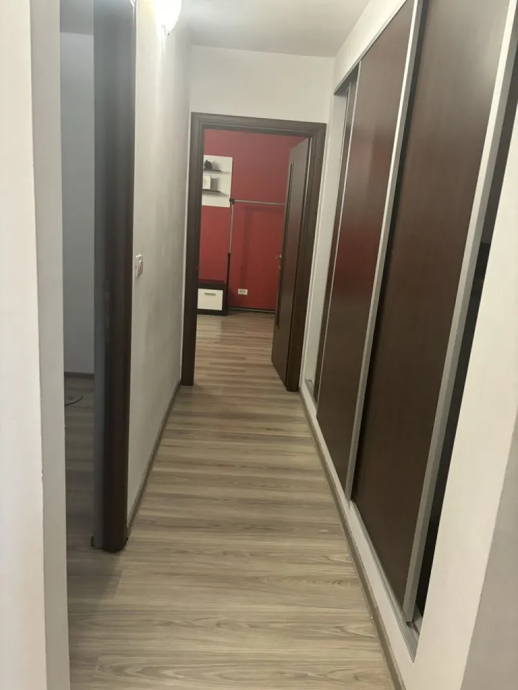 BRASADAS vinde ap cam PARTER zona 1 Decembrie. - Agenția imobiliara BRASADAS vinde apartament cu două camere decomandat.
Apartamentul este situat la parter/4, intr un bloc linistit cu vedere la o zona verde , ferit de zgomotul orașului. 
Este curat, renovat și igienizat. 
Bucătăria este mobilată-utilată. 
Pe hol se află un dressing super spațios făcut pe comandă. 
Acces facil piața 1 minut , școală 5 minute, metrou 1 decembrie 10 minute , supermakerturi 5 minute. 
Se poate obține loc de parcare de la primărie.
www.brasadas.com.