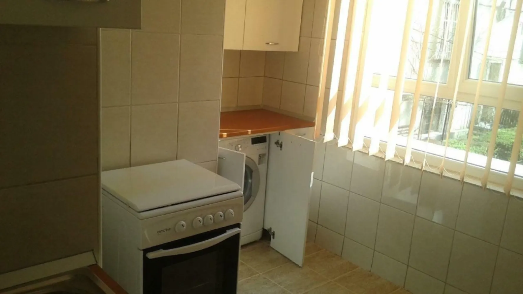 Inchiriere apartament 3 camere zona Floreasca - Inchiriez apartament de 3 camere, semidecomandat
Zona Floreasca, str. Glinka colt cu Barbu Vacarescu, la parter
Suprafata: 64 mp
Semimobilat