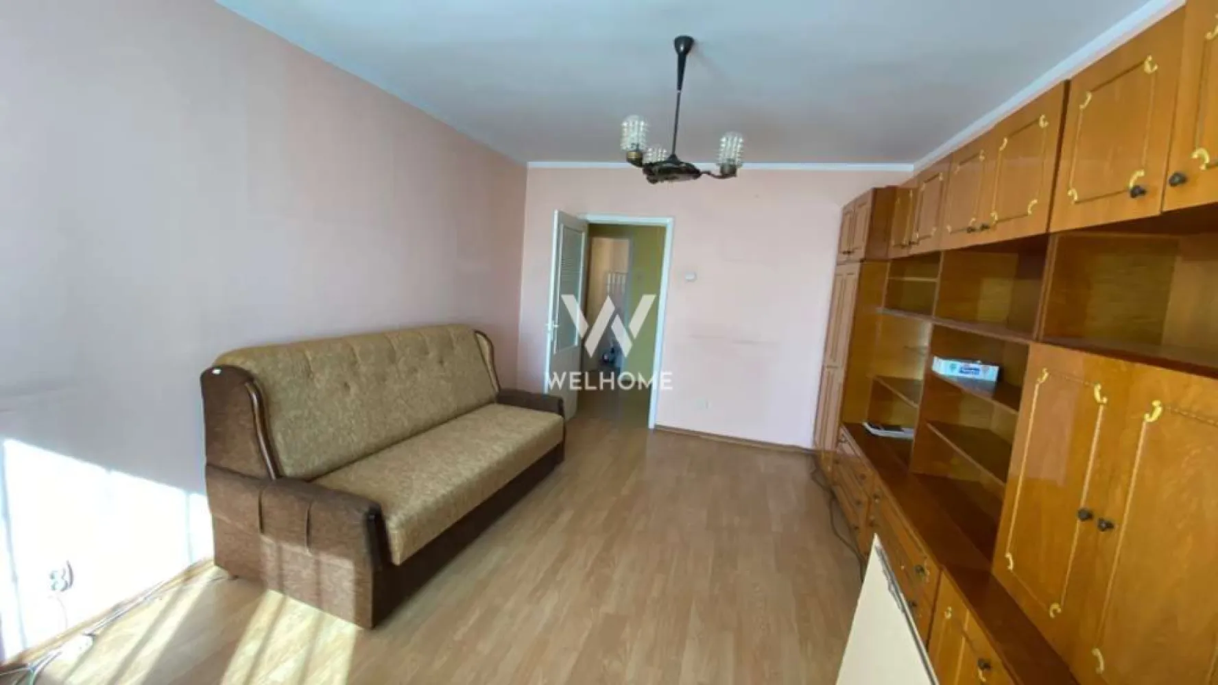Apartament 3 camere. Pret direct de la proprietar. Sibiu - Pret direct de la proprietar!!! Spre vanzare un apartament cu 3 camere si 2 bai, total decomandat, situat la et 1 din 3 cu suprafata utila de aproximativ 68mp si o logie de 3.48mp. Orientat pe Sud-Vest in zona Turnisor mai exact pe st.Calea Turnisorului colt cu sos.Alba Iulia. Apartamentul este situat pe mijlocul blocului si este bine izolat, geamuri termopan, centrala proprie pe gaz Vailant. Compartimentat astfel: *Hol generos de 8.13mp *WC de serviciu 1.53mp *Living pozitionat pe soare 18.06mp *Dormitor 1 de 12.65mp *Dormitor 2 de 10.54mp *Bucatarie inchisa 7.78mp *Camara 1.49mp *Baie cu cada 3.85mp *logie inchisa 3.48mp Acces la transport public, chiar in fata blocului este statia, magazin Profi, banca BT, Farmacie, teren de joaca pentru copii imprejmuit, s.a. Pret 119 999euro. NEGOCIABIL. *Se percepe comision catre cumparator. Se poate achizitiona cat cu plata cash(transfer bancar), atat si cu credit ipotecar. Pentru mai multe detalii si vzionari la tel. 0745 99 55 37 Mihai. }}