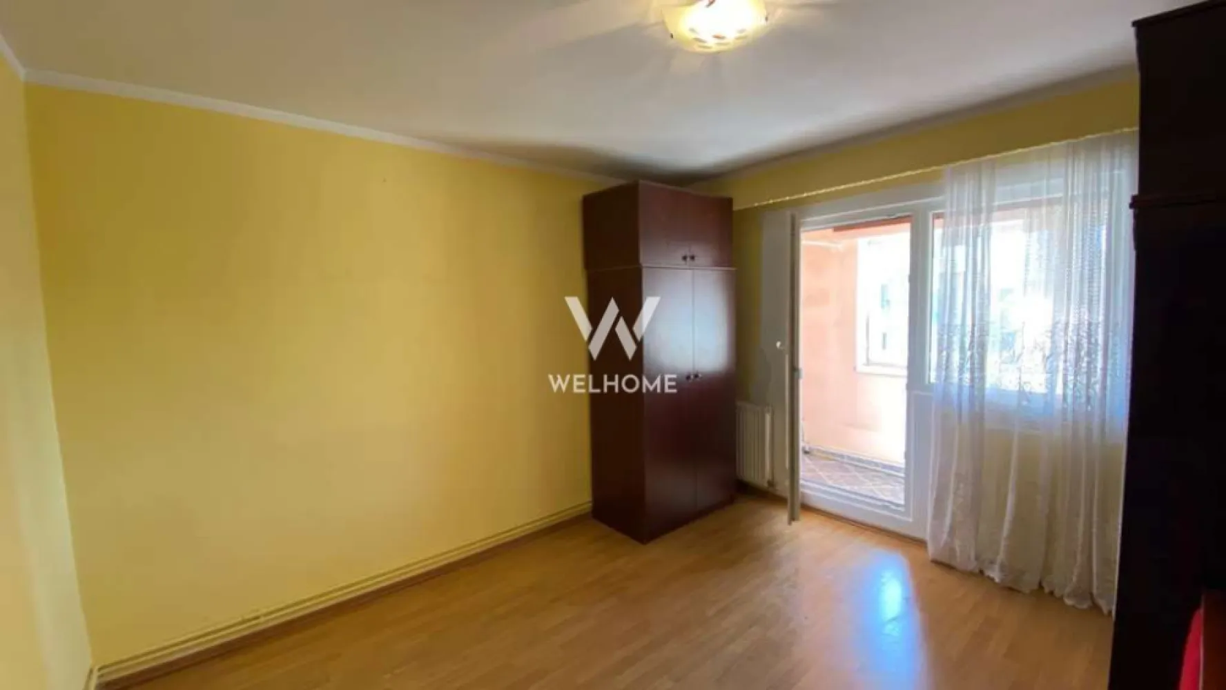 Apartament 3 camere. Pret direct de la proprietar. Sibiu - Pret direct de la proprietar!!! Spre vanzare un apartament cu 3 camere si 2 bai, total decomandat, situat la et 1 din 3 cu suprafata utila de aproximativ 68mp si o logie de 3.48mp. Orientat pe Sud-Vest in zona Turnisor mai exact pe st.Calea Turnisorului colt cu sos.Alba Iulia. Apartamentul este situat pe mijlocul blocului si este bine izolat, geamuri termopan, centrala proprie pe gaz Vailant. Compartimentat astfel: *Hol generos de 8.13mp *WC de serviciu 1.53mp *Living pozitionat pe soare 18.06mp *Dormitor 1 de 12.65mp *Dormitor 2 de 10.54mp *Bucatarie inchisa 7.78mp *Camara 1.49mp *Baie cu cada 3.85mp *logie inchisa 3.48mp Acces la transport public, chiar in fata blocului este statia, magazin Profi, banca BT, Farmacie, teren de joaca pentru copii imprejmuit, s.a. Pret 119 999euro. NEGOCIABIL. *Se percepe comision catre cumparator. Se poate achizitiona cat cu plata cash(transfer bancar), atat si cu credit ipotecar. Pentru mai multe detalii si vzionari la tel. 0745 99 55 37 Mihai. }}