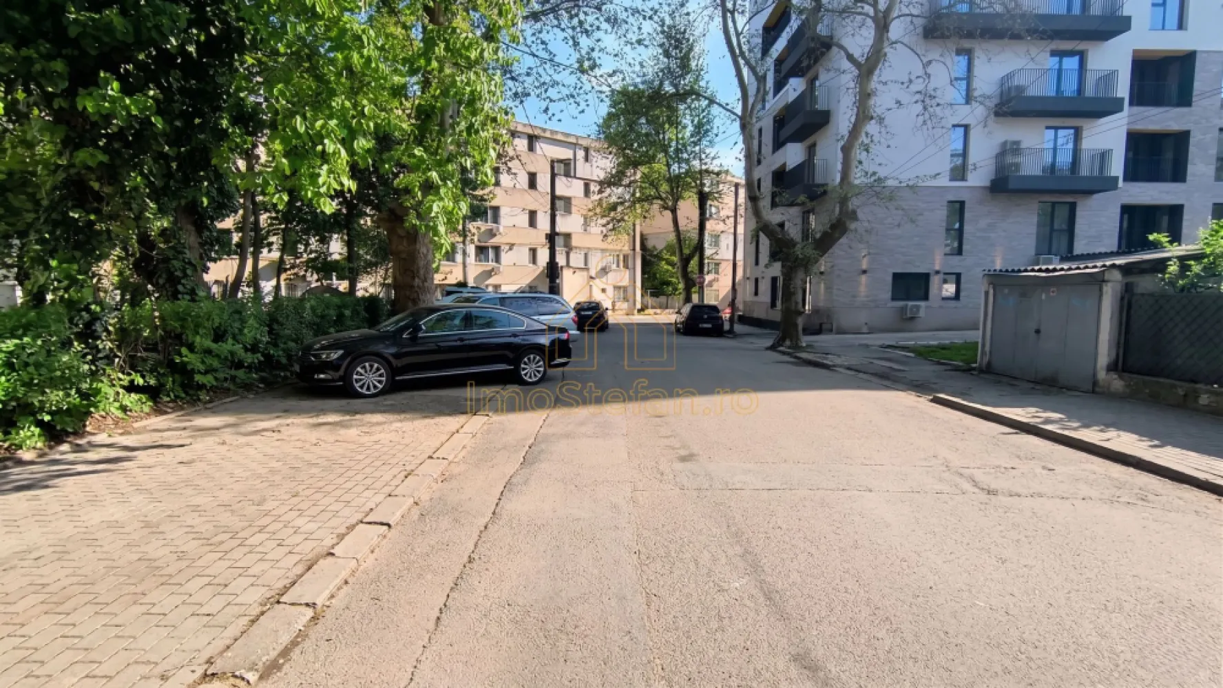 Apartament 3 Camere | Locație Premium Zona ICIL | Mutare Imediată - Vă propunem spre vânzare un apartament modern și inteligent compartimentat, situat într-una dintre cele mai căutate zone din Constanța: ICIL – Liceul Ovidius. Proprietatea este complet mobilată, utilată și gata de mutare.

Suprafețe și Compartimentare
Suprafețe: 64.64 mp utili (74.29 mp construiți).

Structură: Decomandat, situat la etajul 4/4 (bloc din 1984, structură pe cadre de beton).

Configurație unică: Living luminos, dormitor matrimonial și un al doilea dormitor transformat practic într-un dressing generos.

Bucătărie inovatoare: Spațiul principal este dedicat zonei de dining, în timp ce fosta baie secundară a fost reconvertită într-o anexă de gătit (echipată cu aragaz, hotă și chiuvetă), menținând astfel zona de servit masa ferită de mirosuri.

Baie: Spațioasă, dotată cu cabină de duș și geam exterior (ventilație naturală).

Balcon: 3.4 mp.

Avantaje și Dotări de Top
Locație Premium: La câteva minute de Parcul Gării, Liceul Ovidius, Kaufland, Lidl, școli și farmacii. Acces rapid la mijloace de transport.

Renovat Integral (2020): Finisaje premium, instalație electrică nouă din cupru, ferestre PVC cu termopan și ușă metalică la intrare.

Confort Termic: Centrală proprie pe gaz, calorifere noi și sistem de aer condiționat.

Terasă Hidroizolată și Protejată: Terasa blocului a fost complet renovată și izolată profesional cu un mic acoperiș într-o apă cu tablă zincată, oferind protecție 100% și garanția durabilității.

Se vinde Mobilat și Utilat: Include electrocasnice moderne (frigider, congelator, aragaz gaze naturale, cuptor electric convecție încorporat, mașină de spălat rufe, mașină de cafea automată, TV).

O proprietate excelentă atât ca locuință pentru o familie modernă, cât și ca investiție sigură pe piața chiriilor. Eliberare rapidă.

Pentru mai multe detalii și pentru a programa o vizionare, vă invităm să ne contactați!