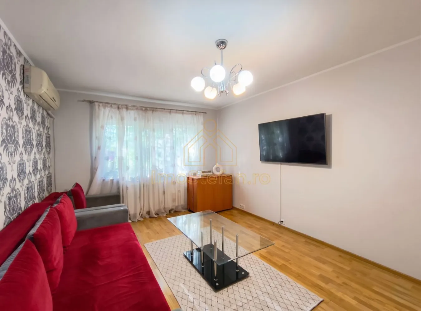 Apartament 3 Camere | Locație Premium Zona ICIL | Mutare Imediată - Vă propunem spre vânzare un apartament modern și inteligent compartimentat, situat într-una dintre cele mai căutate zone din Constanța: ICIL – Liceul Ovidius. Proprietatea este complet mobilată, utilată și gata de mutare.

Suprafețe și Compartimentare
Suprafețe: 64.64 mp utili (74.29 mp construiți).

Structură: Decomandat, situat la etajul 4/4 (bloc din 1984, structură pe cadre de beton).

Configurație unică: Living luminos, dormitor matrimonial și un al doilea dormitor transformat practic într-un dressing generos.

Bucătărie inovatoare: Spațiul principal este dedicat zonei de dining, în timp ce fosta baie secundară a fost reconvertită într-o anexă de gătit (echipată cu aragaz, hotă și chiuvetă), menținând astfel zona de servit masa ferită de mirosuri.

Baie: Spațioasă, dotată cu cabină de duș și geam exterior (ventilație naturală).

Balcon: 3.4 mp.

Avantaje și Dotări de Top
Locație Premium: La câteva minute de Parcul Gării, Liceul Ovidius, Kaufland, Lidl, școli și farmacii. Acces rapid la mijloace de transport.

Renovat Integral (2020): Finisaje premium, instalație electrică nouă din cupru, ferestre PVC cu termopan și ușă metalică la intrare.

Confort Termic: Centrală proprie pe gaz, calorifere noi și sistem de aer condiționat.

Terasă Hidroizolată și Protejată: Terasa blocului a fost complet renovată și izolată profesional cu un mic acoperiș într-o apă cu tablă zincată, oferind protecție 100% și garanția durabilității.

Se vinde Mobilat și Utilat: Include electrocasnice moderne (frigider, congelator, aragaz gaze naturale, cuptor electric convecție încorporat, mașină de spălat rufe, mașină de cafea automată, TV).

O proprietate excelentă atât ca locuință pentru o familie modernă, cât și ca investiție sigură pe piața chiriilor. Eliberare rapidă.

Pentru mai multe detalii și pentru a programa o vizionare, vă invităm să ne contactați!
