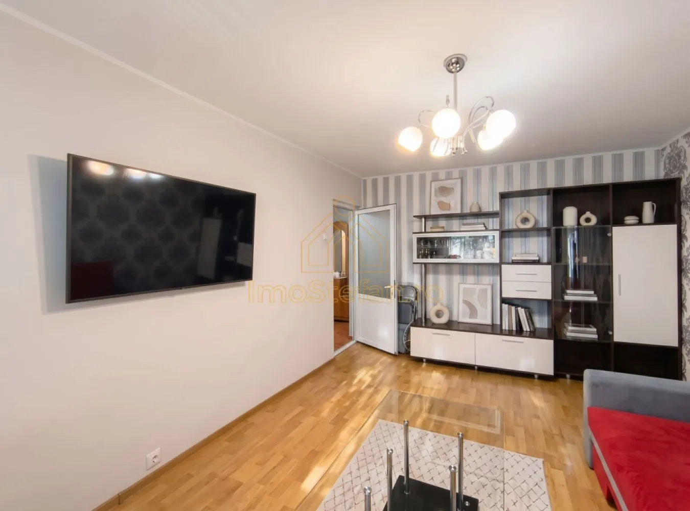 Apartament 3 Camere | Locație Premium Zona ICIL | Mutare Imediată - Vă propunem spre vânzare un apartament modern și inteligent compartimentat, situat într-una dintre cele mai căutate zone din Constanța: ICIL – Liceul Ovidius. Proprietatea este complet mobilată, utilată și gata de mutare.

Suprafețe și Compartimentare
Suprafețe: 64.64 mp utili (74.29 mp construiți).

Structură: Decomandat, situat la etajul 4/4 (bloc din 1984, structură pe cadre de beton).

Configurație unică: Living luminos, dormitor matrimonial și un al doilea dormitor transformat practic într-un dressing generos.

Bucătărie inovatoare: Spațiul principal este dedicat zonei de dining, în timp ce fosta baie secundară a fost reconvertită într-o anexă de gătit (echipată cu aragaz, hotă și chiuvetă), menținând astfel zona de servit masa ferită de mirosuri.

Baie: Spațioasă, dotată cu cabină de duș și geam exterior (ventilație naturală).

Balcon: 3.4 mp.

Avantaje și Dotări de Top
Locație Premium: La câteva minute de Parcul Gării, Liceul Ovidius, Kaufland, Lidl, școli și farmacii. Acces rapid la mijloace de transport.

Renovat Integral (2020): Finisaje premium, instalație electrică nouă din cupru, ferestre PVC cu termopan și ușă metalică la intrare.

Confort Termic: Centrală proprie pe gaz, calorifere noi și sistem de aer condiționat.

Terasă Hidroizolată și Protejată: Terasa blocului a fost complet renovată și izolată profesional cu un mic acoperiș într-o apă cu tablă zincată, oferind protecție 100% și garanția durabilității.

Se vinde Mobilat și Utilat: Include electrocasnice moderne (frigider, congelator, aragaz gaze naturale, cuptor electric convecție încorporat, mașină de spălat rufe, mașină de cafea automată, TV).

O proprietate excelentă atât ca locuință pentru o familie modernă, cât și ca investiție sigură pe piața chiriilor. Eliberare rapidă.

Pentru mai multe detalii și pentru a programa o vizionare, vă invităm să ne contactați!