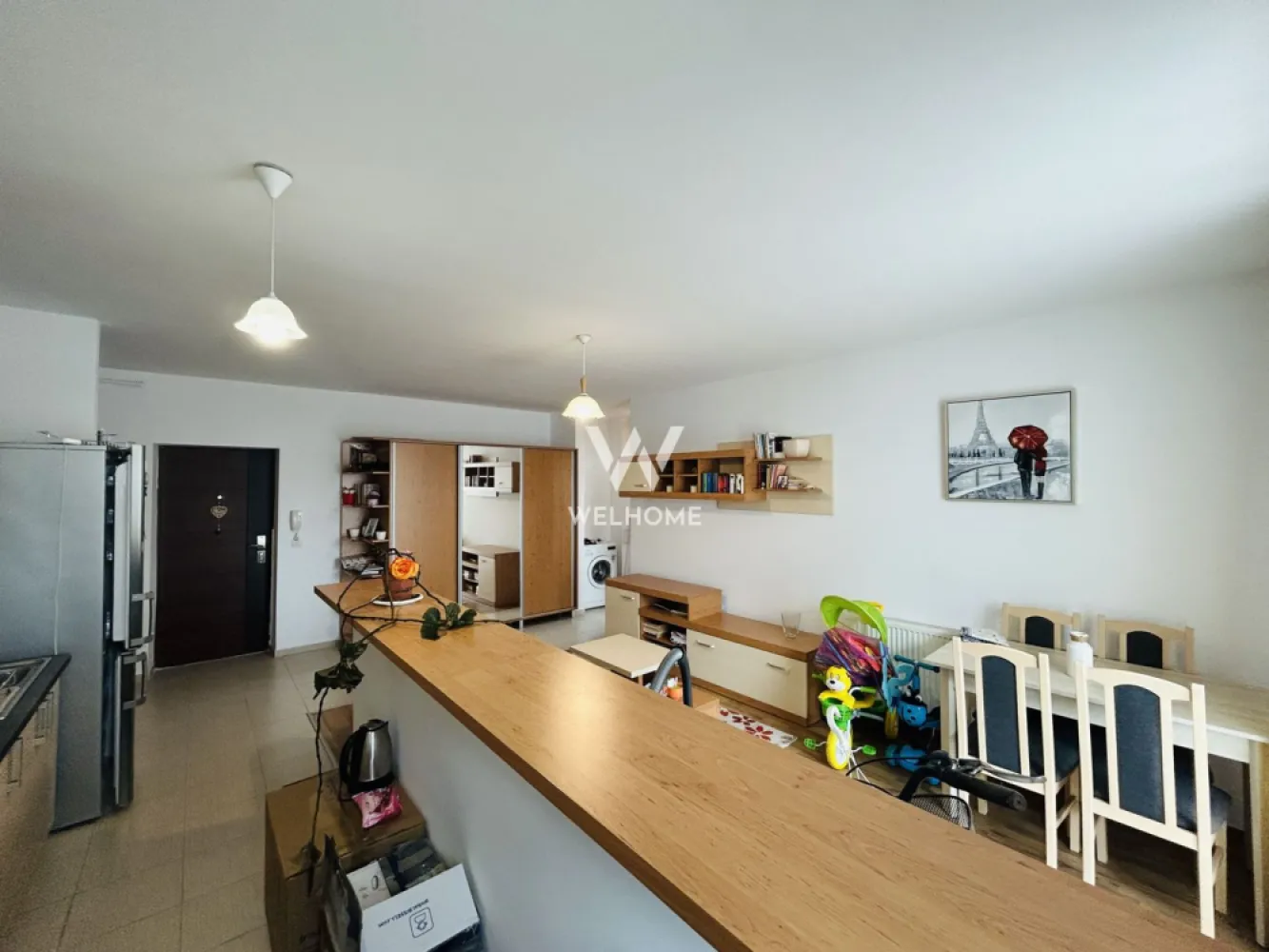 Apartament mobilat, etaj 2, loc de parcare - 48 mp + balcon - - Apartament cu 2 camere, disponibil spre vanzare in zona C. Arhitectilor, una dintre cele mai apreciate zone rezidentiale din Sibiu, aproape de supermarketuri, farmacii, mijloace de transport si alte puncte de interes.

Situat la etajul 2 din 4
Suprafata utila: 48 mp + balcon de 6 mp
Loc de parcare inclus in pret

Compartimentarea este practica si bine gandita:
✔ hol de acces
✔ living luminos cu bucatarie open space
✔ dormitor spatios
✔ baie cu geam pentru aerisire naturala
✔ balcon generos, cu acces din living

Locuinta se preda complet mobilata si utilata, exact ca in fotografii, fiind ideala pentru mutare imediata sau investitie.

⭐ Avantaje:

etaj intermediar
balcon spatios
baie cu geam
loc de parcare inclus
apartament luminos si modern
zona cautata, cu acces facil catre oras

📞 Contacteaza-ne pentru mai multe informatii sau pentru programarea unei vizionari.