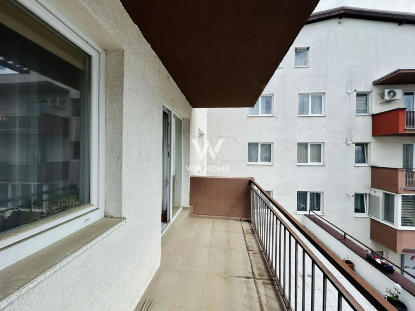 Apartament mobilat, etaj 2, loc de parcare - 48 mp + balcon - - Apartament cu 2 camere, disponibil spre vanzare in zona C. Arhitectilor, una dintre cele mai apreciate zone rezidentiale din Sibiu, aproape de supermarketuri, farmacii, mijloace de transport si alte puncte de interes.

Situat la etajul 2 din 4
Suprafata utila: 48 mp + balcon de 6 mp
Loc de parcare inclus in pret

Compartimentarea este practica si bine gandita:
✔ hol de acces
✔ living luminos cu bucatarie open space
✔ dormitor spatios
✔ baie cu geam pentru aerisire naturala
✔ balcon generos, cu acces din living

Locuinta se preda complet mobilata si utilata, exact ca in fotografii, fiind ideala pentru mutare imediata sau investitie.

⭐ Avantaje:

etaj intermediar
balcon spatios
baie cu geam
loc de parcare inclus
apartament luminos si modern
zona cautata, cu acces facil catre oras

📞 Contacteaza-ne pentru mai multe informatii sau pentru programarea unei vizionari.