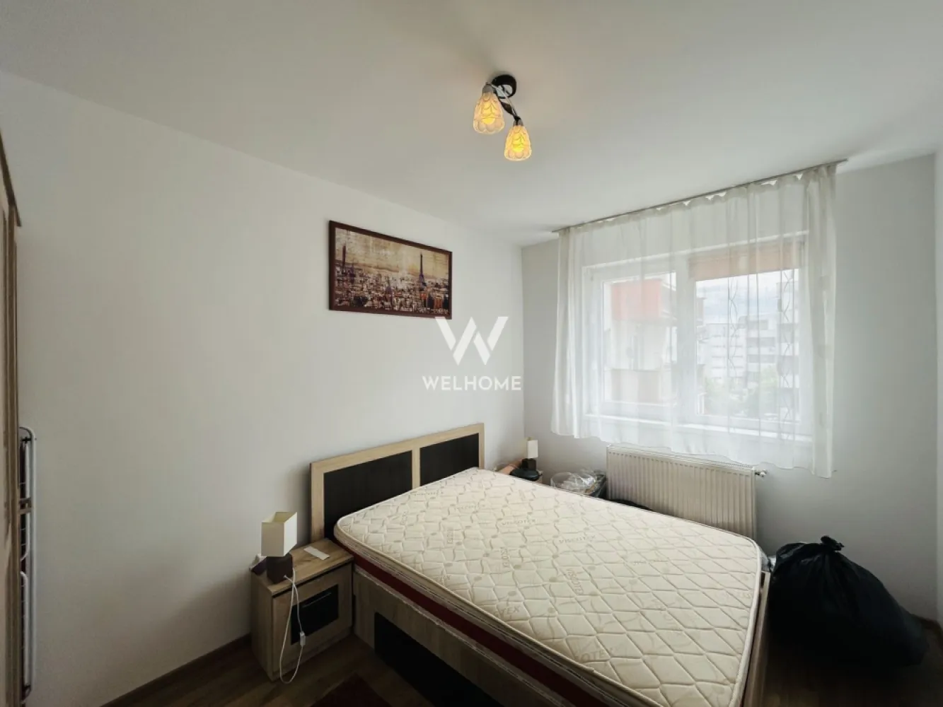 Apartament mobilat, etaj 2, loc de parcare - 48 mp + balcon - - Apartament cu 2 camere, disponibil spre vanzare in zona C. Arhitectilor, una dintre cele mai apreciate zone rezidentiale din Sibiu, aproape de supermarketuri, farmacii, mijloace de transport si alte puncte de interes.

Situat la etajul 2 din 4
Suprafata utila: 48 mp + balcon de 6 mp
Loc de parcare inclus in pret

Compartimentarea este practica si bine gandita:
✔ hol de acces
✔ living luminos cu bucatarie open space
✔ dormitor spatios
✔ baie cu geam pentru aerisire naturala
✔ balcon generos, cu acces din living

Locuinta se preda complet mobilata si utilata, exact ca in fotografii, fiind ideala pentru mutare imediata sau investitie.

⭐ Avantaje:

etaj intermediar
balcon spatios
baie cu geam
loc de parcare inclus
apartament luminos si modern
zona cautata, cu acces facil catre oras

📞 Contacteaza-ne pentru mai multe informatii sau pentru programarea unei vizionari.