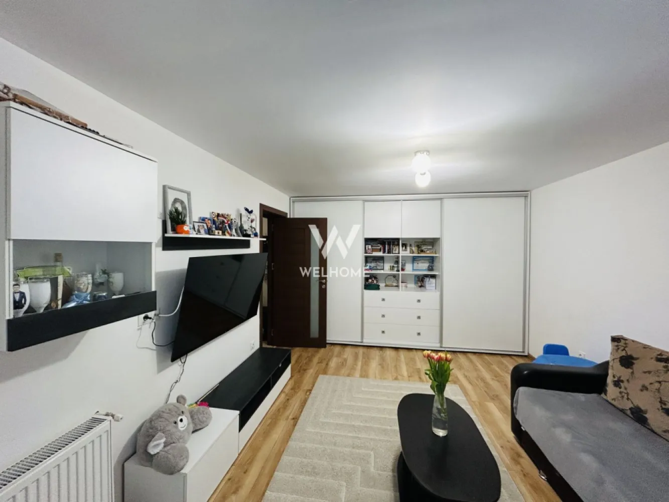 Apartament decomandat, cu 2 camere si 2 balcoane frantuzesti, etaj 2/3 - Propun spre vanzare un apartament decomandat cu 2 camere, situat in Cartierul Arhitectilor, o zona rezidentiala apreciata pentru accesibilitate, liniste si dezvoltarea continua.

Detalii apartament:
Suprafata utila: 48 mp
Etaj 2 din 3
Apartament decomandat
Loc de parcare inclus
Mobilat si utilat
Disponibil imediat

Apartamentul este foarte bine organizat si ofera un spatiu confortabil si practic: hol de acces, bucatarie separata, complet mobilata si utilatt, living luminos, cu acces catre un balcon frantuzesc, dormitor spatios, cu iesire in logie si baie complet amenajata

Apartamentul este situat in Cartierul Arhitectilor, intr-o zona cu acces rapid catre Sibiu si aproape de magazine, farmacii, supermarketuri, statii de autobuz, restaurante si alte puncte de interes.

Caile de acces sunt complet asfaltate si iluminate.