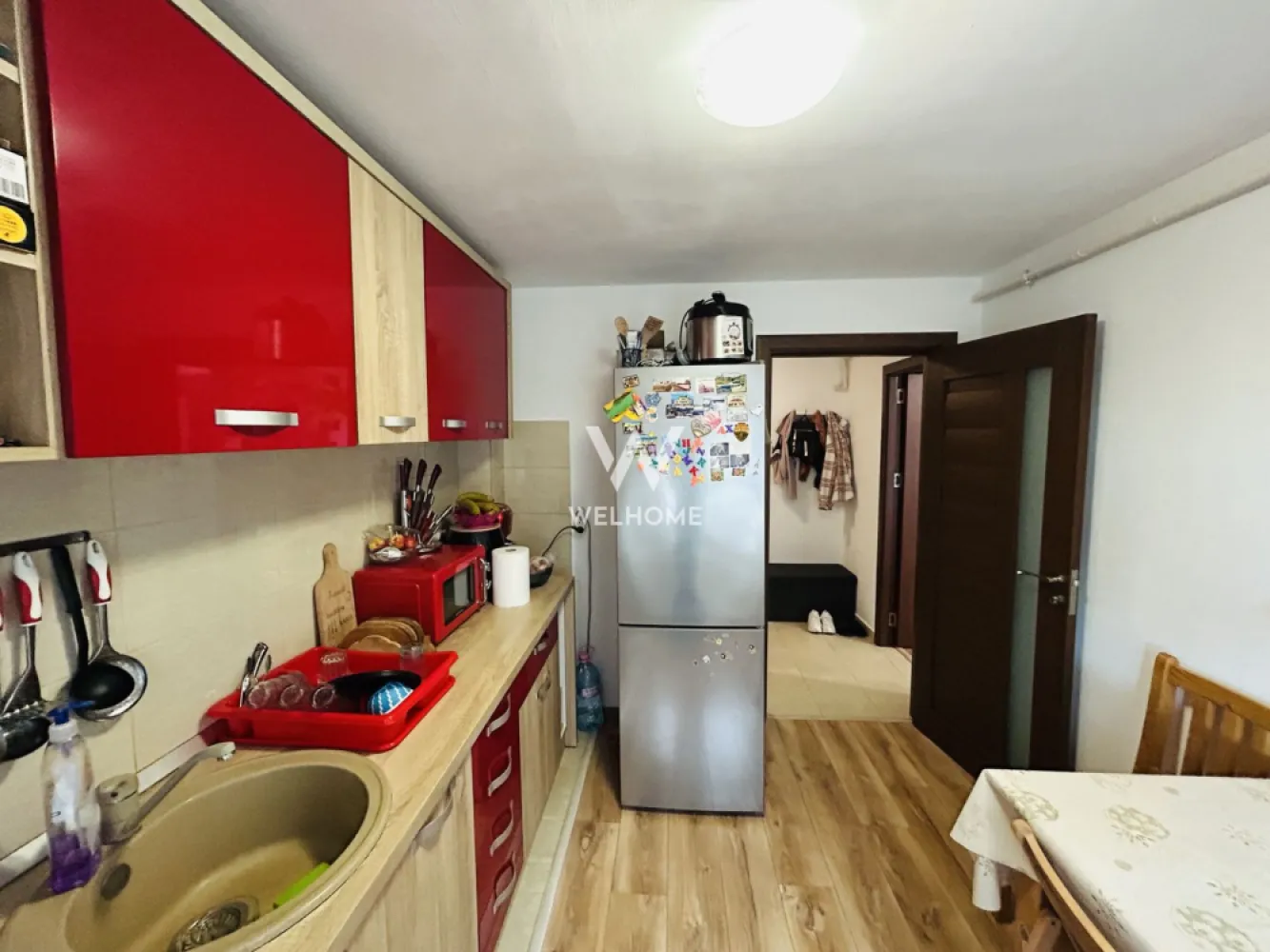 Apartament decomandat, cu 2 camere si 2 balcoane frantuzesti, etaj 2/3 - Propun spre vanzare un apartament decomandat cu 2 camere, situat in Cartierul Arhitectilor, o zona rezidentiala apreciata pentru accesibilitate, liniste si dezvoltarea continua.

Detalii apartament:
Suprafata utila: 48 mp
Etaj 2 din 3
Apartament decomandat
Loc de parcare inclus
Mobilat si utilat
Disponibil imediat

Apartamentul este foarte bine organizat si ofera un spatiu confortabil si practic: hol de acces, bucatarie separata, complet mobilata si utilatt, living luminos, cu acces catre un balcon frantuzesc, dormitor spatios, cu iesire in logie si baie complet amenajata

Apartamentul este situat in Cartierul Arhitectilor, intr-o zona cu acces rapid catre Sibiu si aproape de magazine, farmacii, supermarketuri, statii de autobuz, restaurante si alte puncte de interes.

Caile de acces sunt complet asfaltate si iluminate.