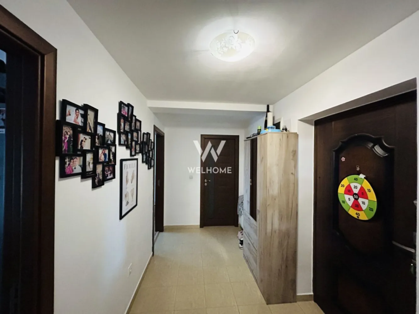Apartament decomandat, cu 2 camere si 2 balcoane frantuzesti, etaj 2/3 - Propun spre vanzare un apartament decomandat cu 2 camere, situat in Cartierul Arhitectilor, o zona rezidentiala apreciata pentru accesibilitate, liniste si dezvoltarea continua.

Detalii apartament:
Suprafata utila: 48 mp
Etaj 2 din 3
Apartament decomandat
Loc de parcare inclus
Mobilat si utilat
Disponibil imediat

Apartamentul este foarte bine organizat si ofera un spatiu confortabil si practic: hol de acces, bucatarie separata, complet mobilata si utilatt, living luminos, cu acces catre un balcon frantuzesc, dormitor spatios, cu iesire in logie si baie complet amenajata

Apartamentul este situat in Cartierul Arhitectilor, intr-o zona cu acces rapid catre Sibiu si aproape de magazine, farmacii, supermarketuri, statii de autobuz, restaurante si alte puncte de interes.

Caile de acces sunt complet asfaltate si iluminate.