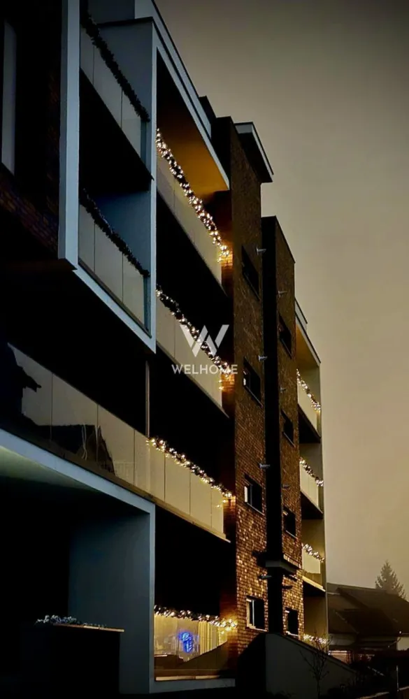 Apartament PREMIUM. LA CHEIE + garaj, + boxa, Sibiu - Apartament Premium, cu 2 dormitoare si 2 bai - Sibiu Suprafata utila: 66 mp + balcon 9 mp, etaj 1 Dotari UltraSmart, suprafete vitrate ample, centrala in condensatie, incalzire in pardoseala cu sistem inteligent de control, termostate wireless, detector gaz, jaluzele actionate electric. Compartimentat astfel: Camera de zi 19 mp Bucatarie 14,5 mp Dormitor 1-10,5 mp Dormitor 2-11,5 mp Baie 1-4,9 mp Baie 2-3,1 mp Hol 2,7 mp Total 66,2 mp Balcoane 9 mp S:totala 76,85 mp - Parcare subterana unde sunt alocate si boxe depozitare, liftul fiind accesibil chiar din subsol - Spatii verzi, zone de agrement, parcari vizitatori, sens unic intrare - iesire ansamblu, rampe acces persoane dizabilitati, ascensor 8 persoane, camera administrativa, spatiu pentru biciclete, adapost ALA, videointerfon, supravehere video ansamblu Locuinta se preda la CHEIE, tu vii doar cu mobila! PRET: 205.000 Euro -TVA INCLUS, garaj si boxa depozitare. Detalii si vizionari: 0745 99 55 37 Mihai }}